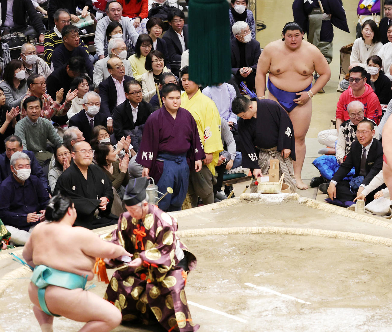 琴ノ若（手前）に寄り切りで敗れ引き揚げる大の里（撮影・野上伸悟）