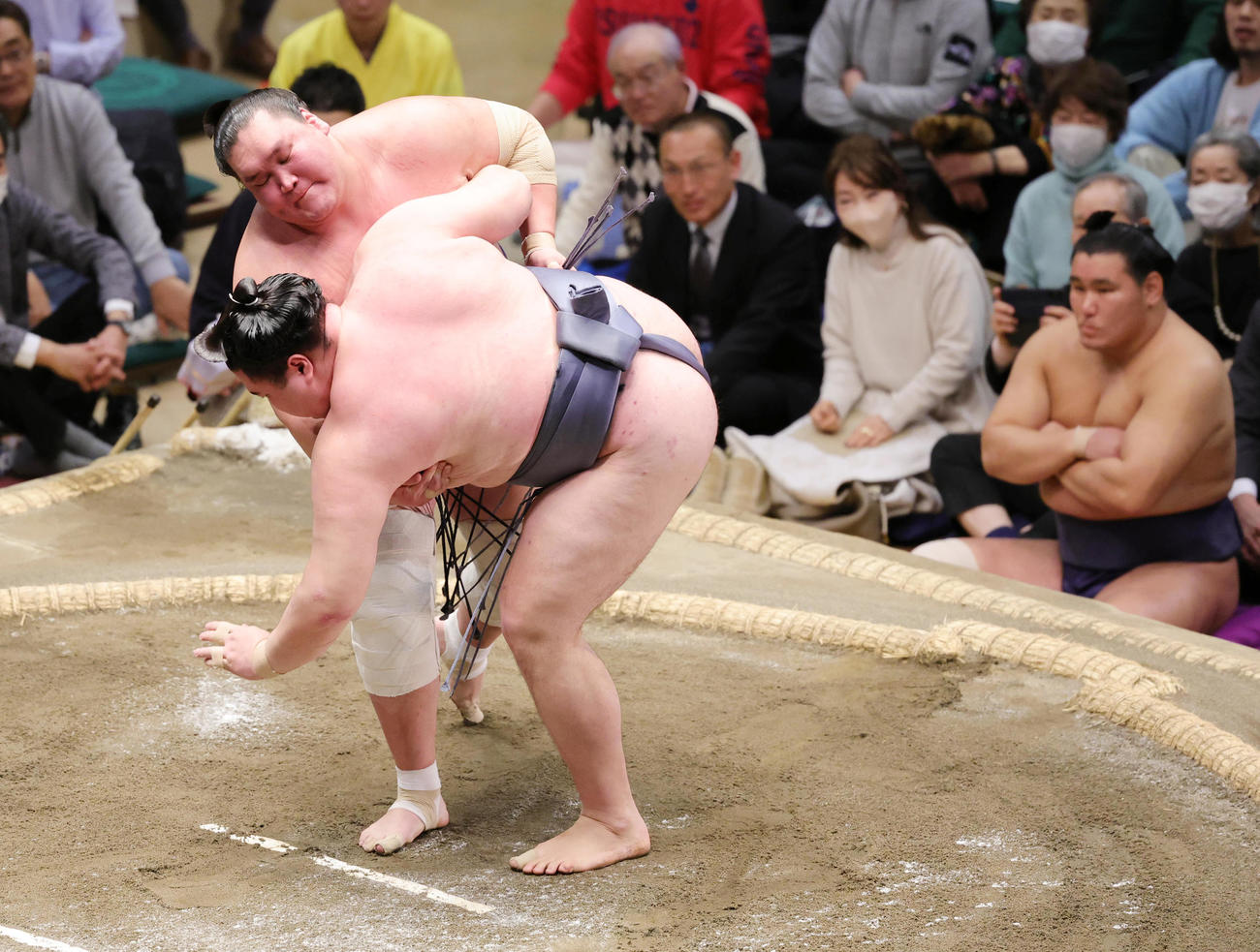 金峰山（手前）を上手投げで破る照ノ富士（撮影・野上伸悟）