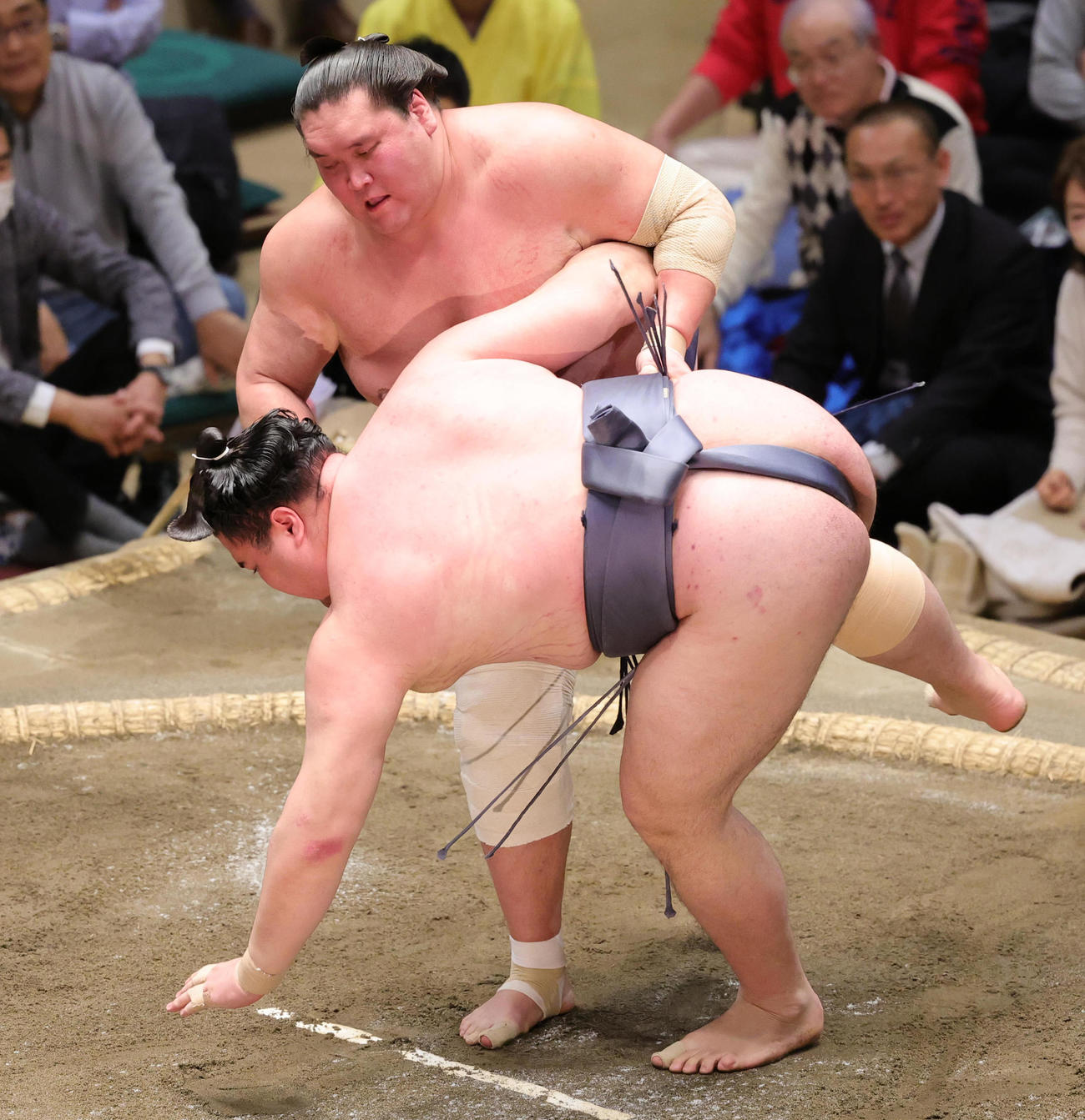 金峰山（手前）を上手投げで破る照ノ富士（撮影・野上伸悟）