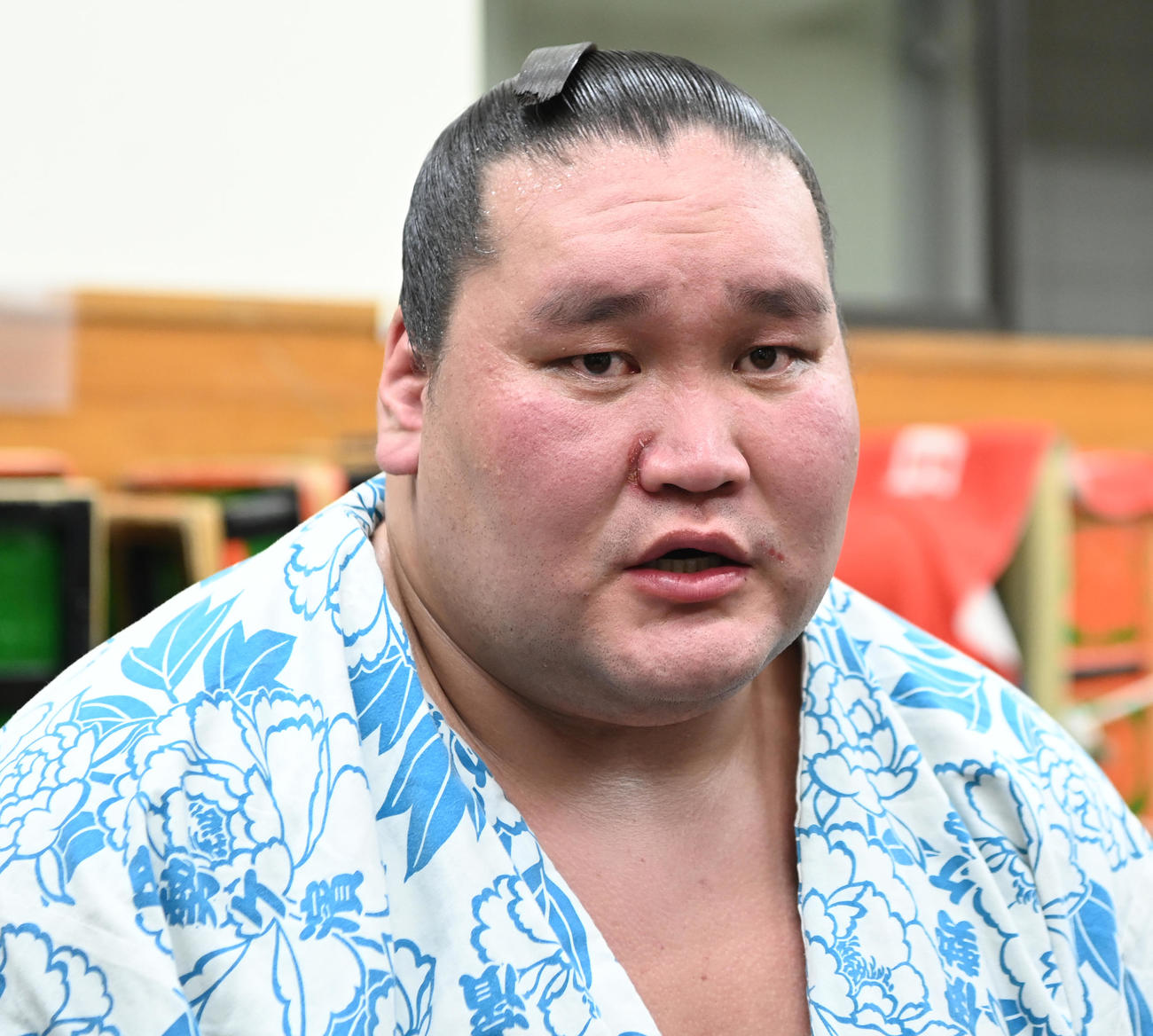 支度部屋で取材対応する照ノ富士