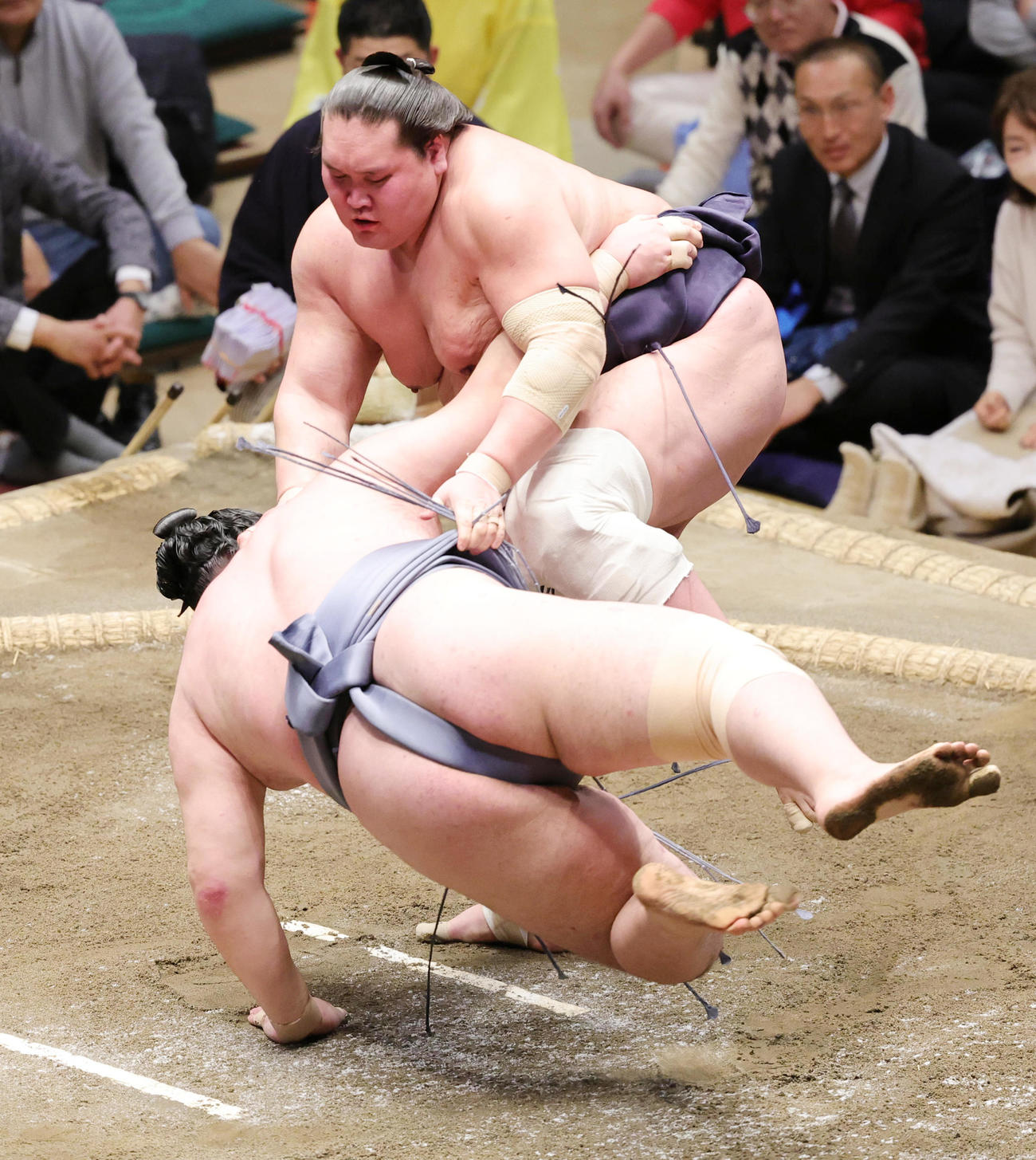 金峰山（手前）を上手投げで破る照ノ富士（撮影・野上伸悟）