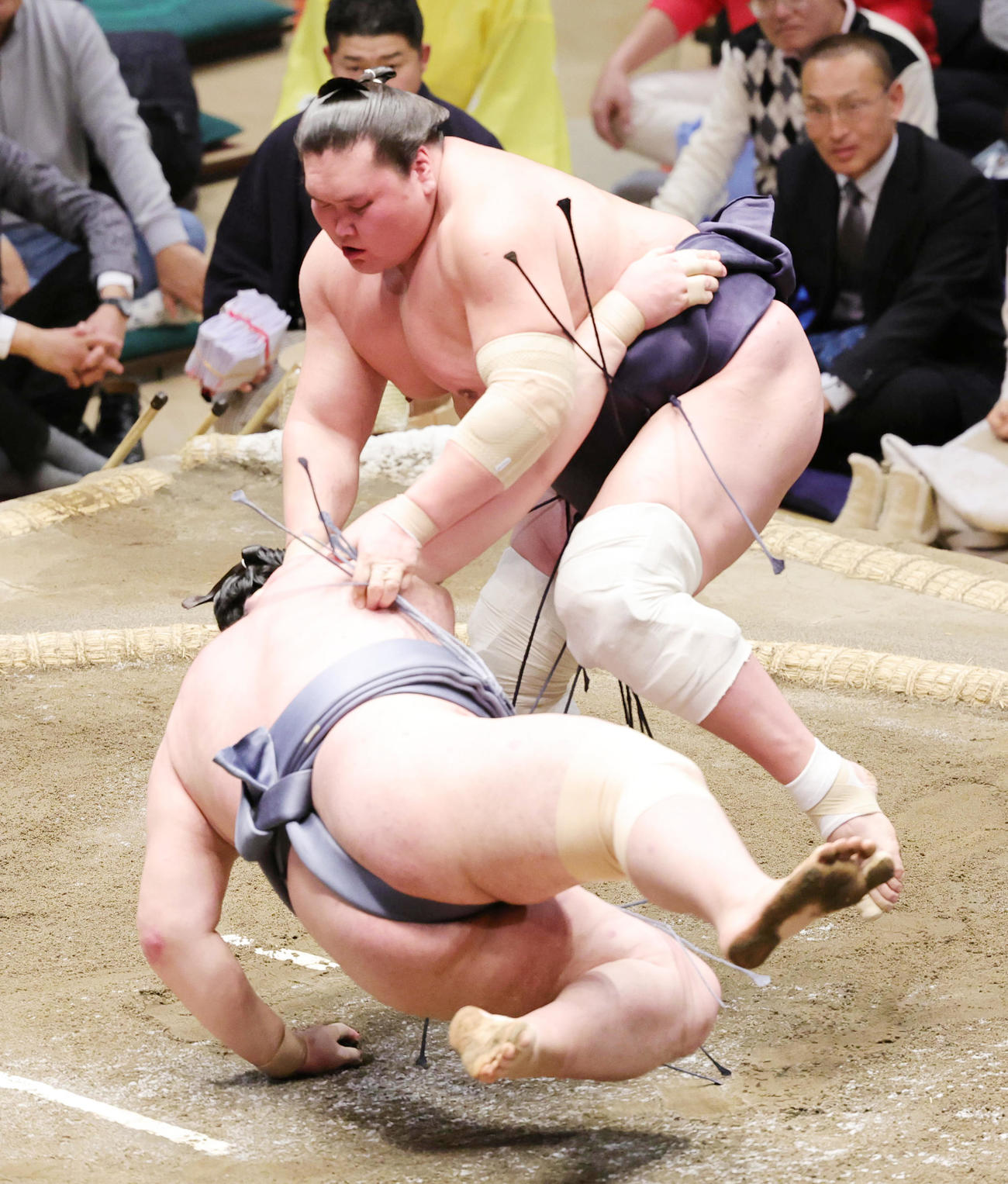 金峰山（手前）を上手投げで破る照ノ富士（撮影・野上伸悟）