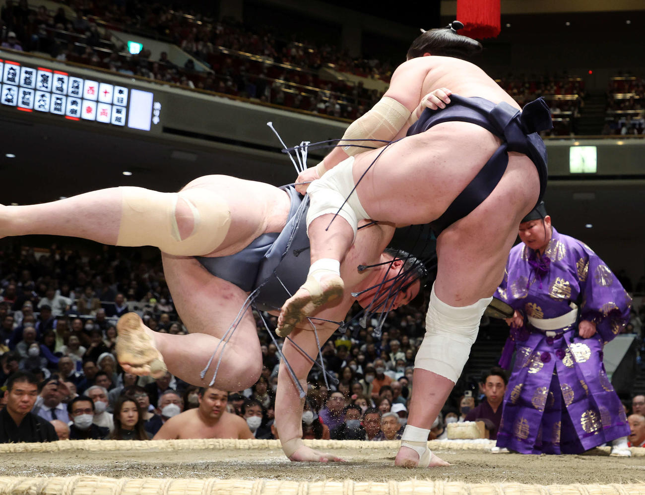 金峰山（左）を上手投げで破る照ノ富士（撮影・鈴木正人）