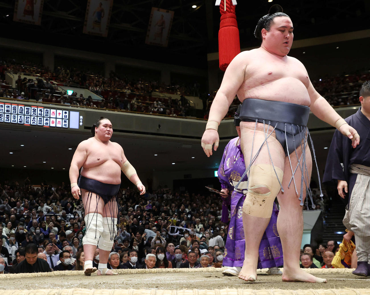金峰山（右）を上手投げで破った照ノ富士（撮影・鈴木正人）