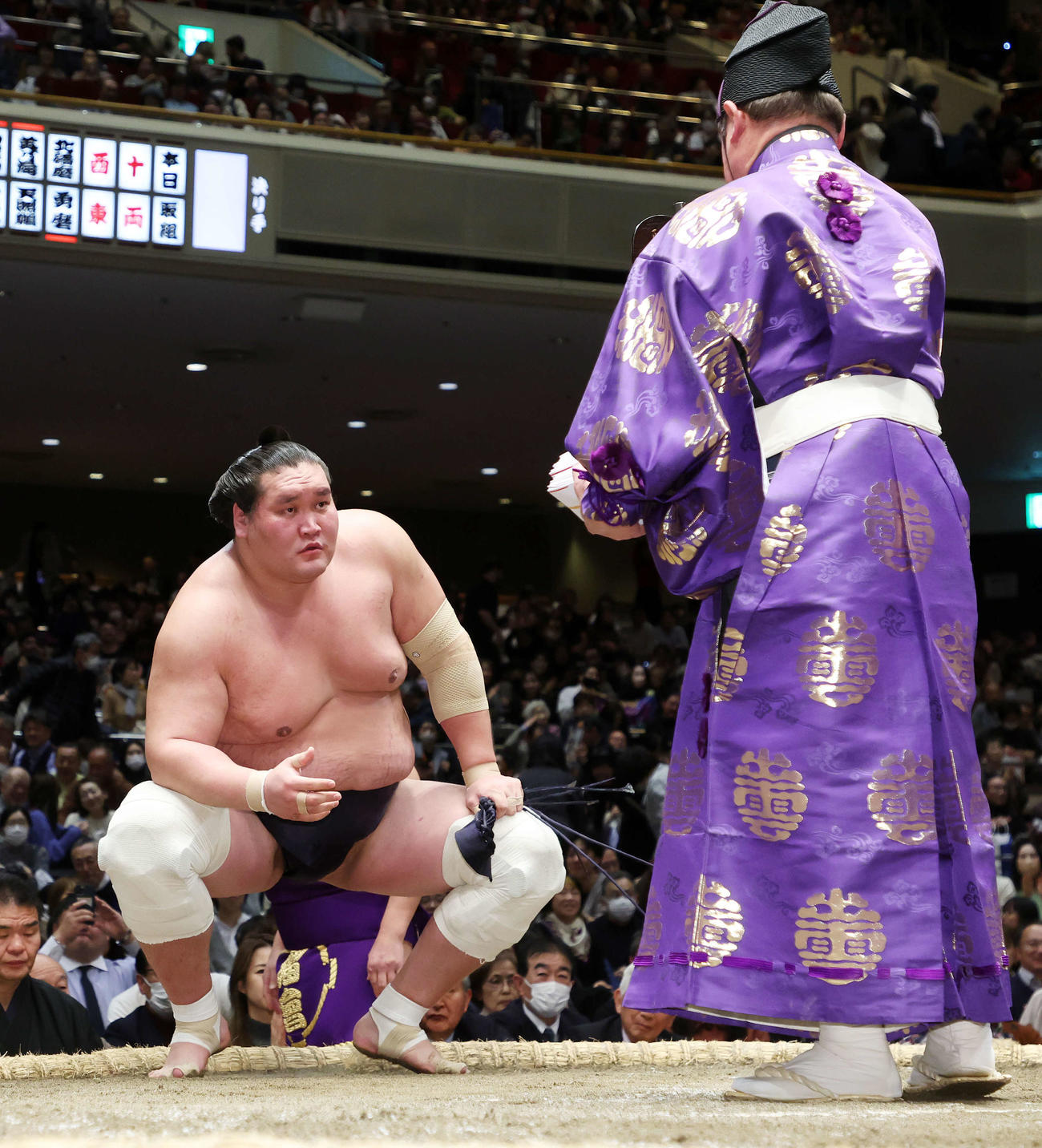 金峰山を上手投げで破り勝ち名乗りを受ける照ノ富士（撮影・鈴木正人）