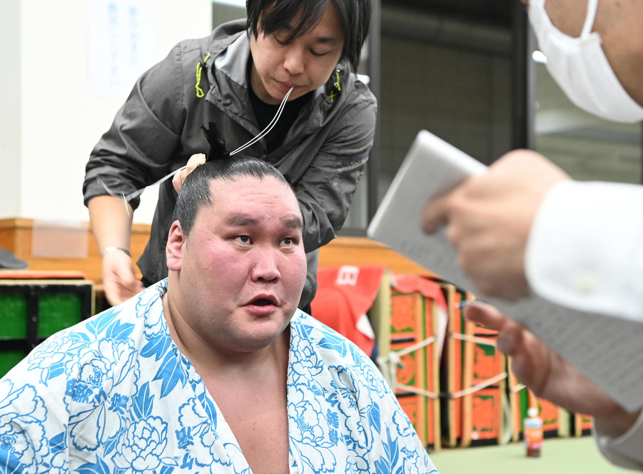 支度部屋で取材対応する照ノ富士
