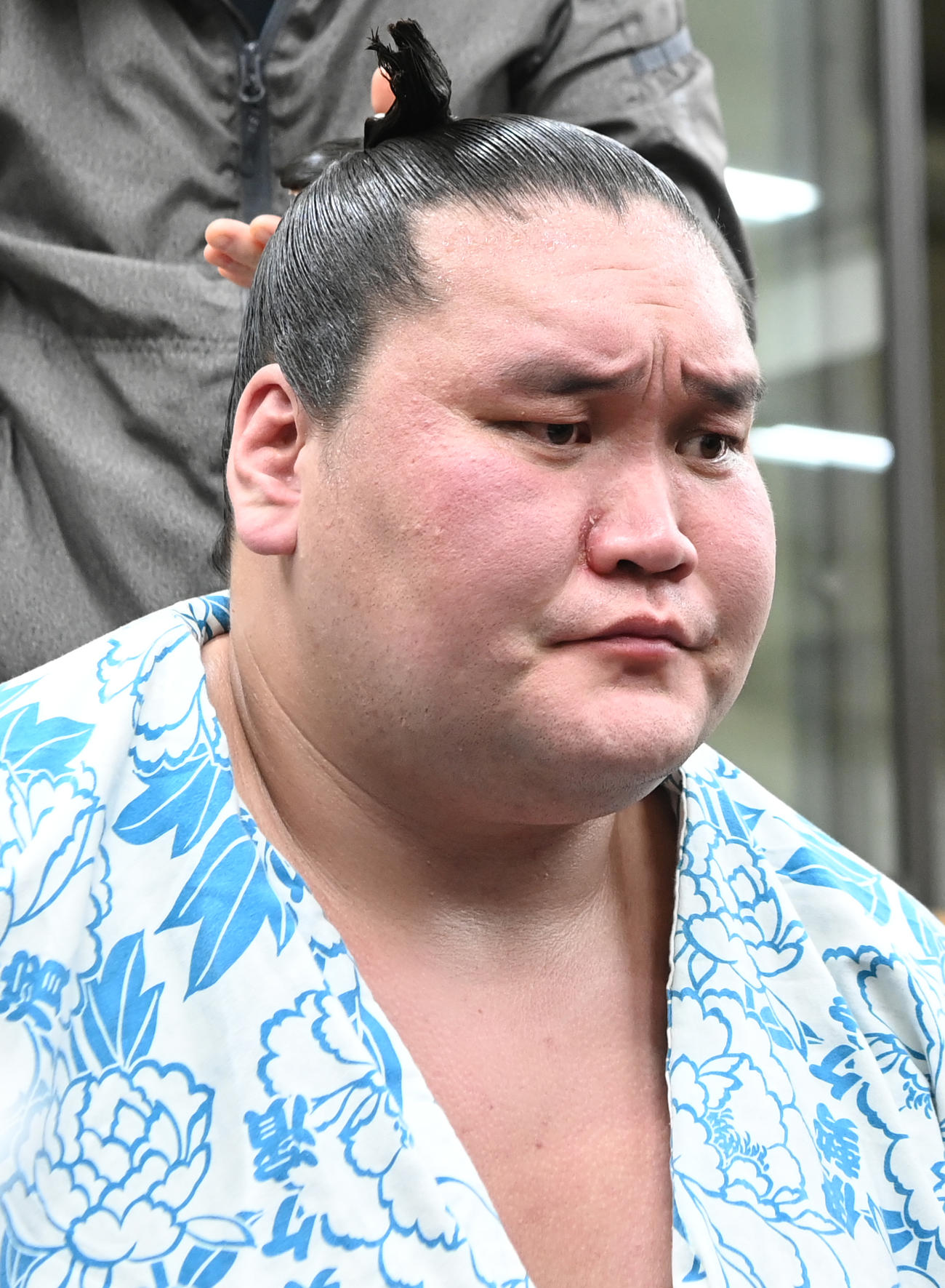 支度部屋で取材対応する照ノ富士