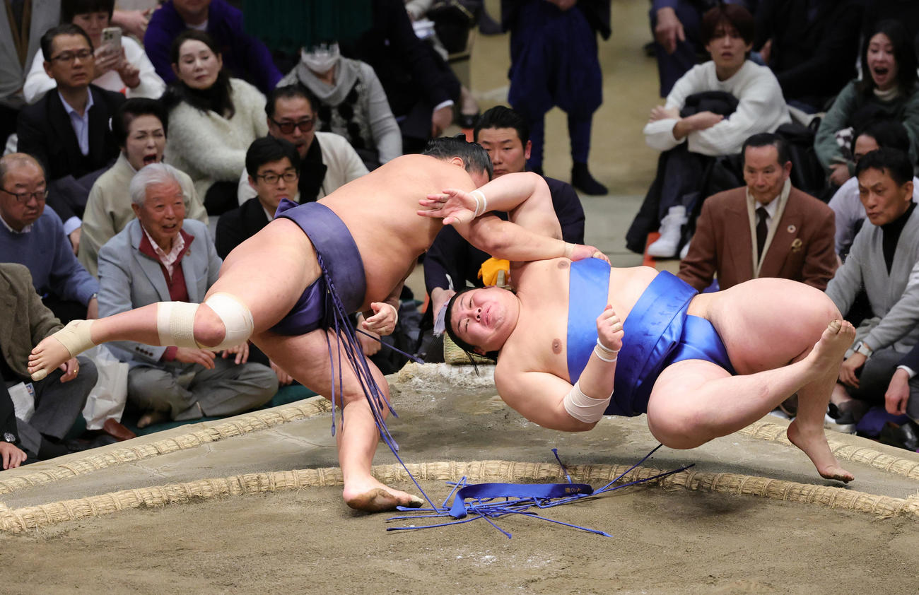 大の里（右）を下手投げで破る豊昇龍（撮影・野上伸悟）