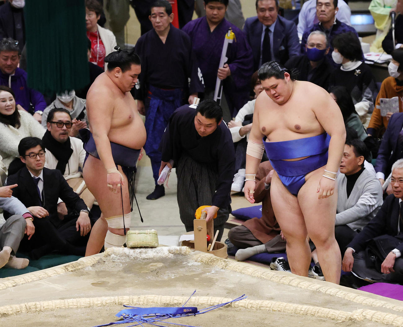豊昇龍（左）に下手投げで敗れた大の里（撮影・野上伸悟）