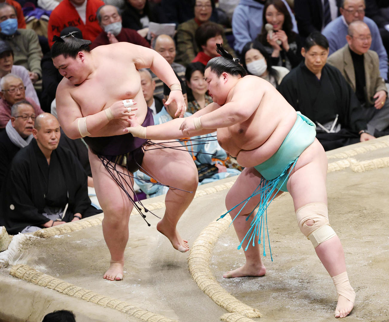 王鵬（左）を押し出しで破る琴ノ若（撮影・野上伸悟）