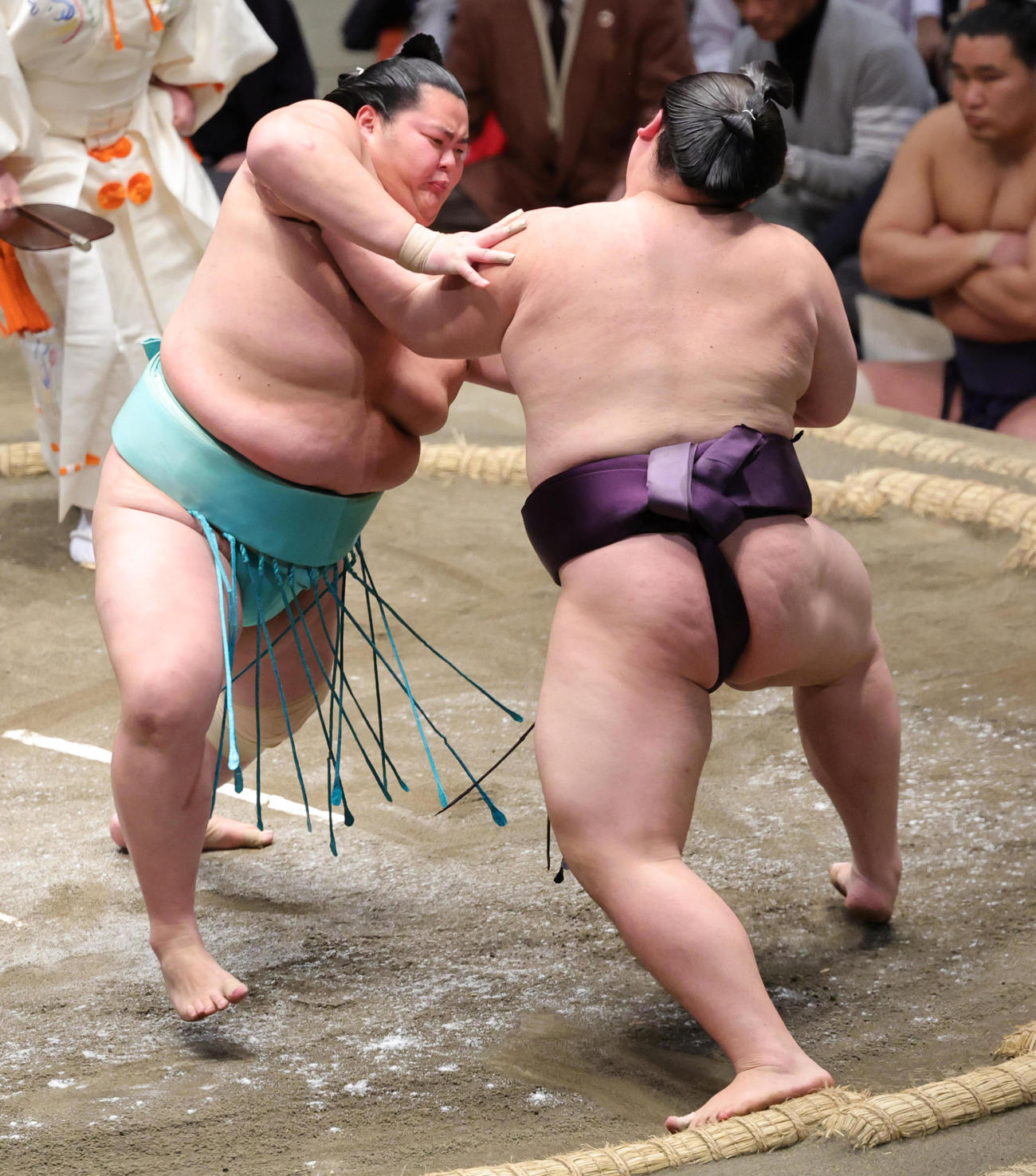 王鵬（右）と張りあう琴ノ若（撮影・野上伸悟）