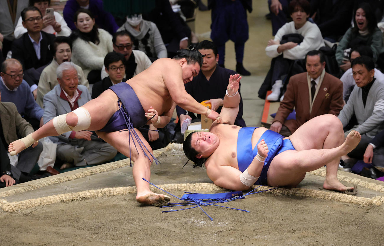 大の里（右）を下手投げで破る豊昇龍（撮影・野上伸悟）