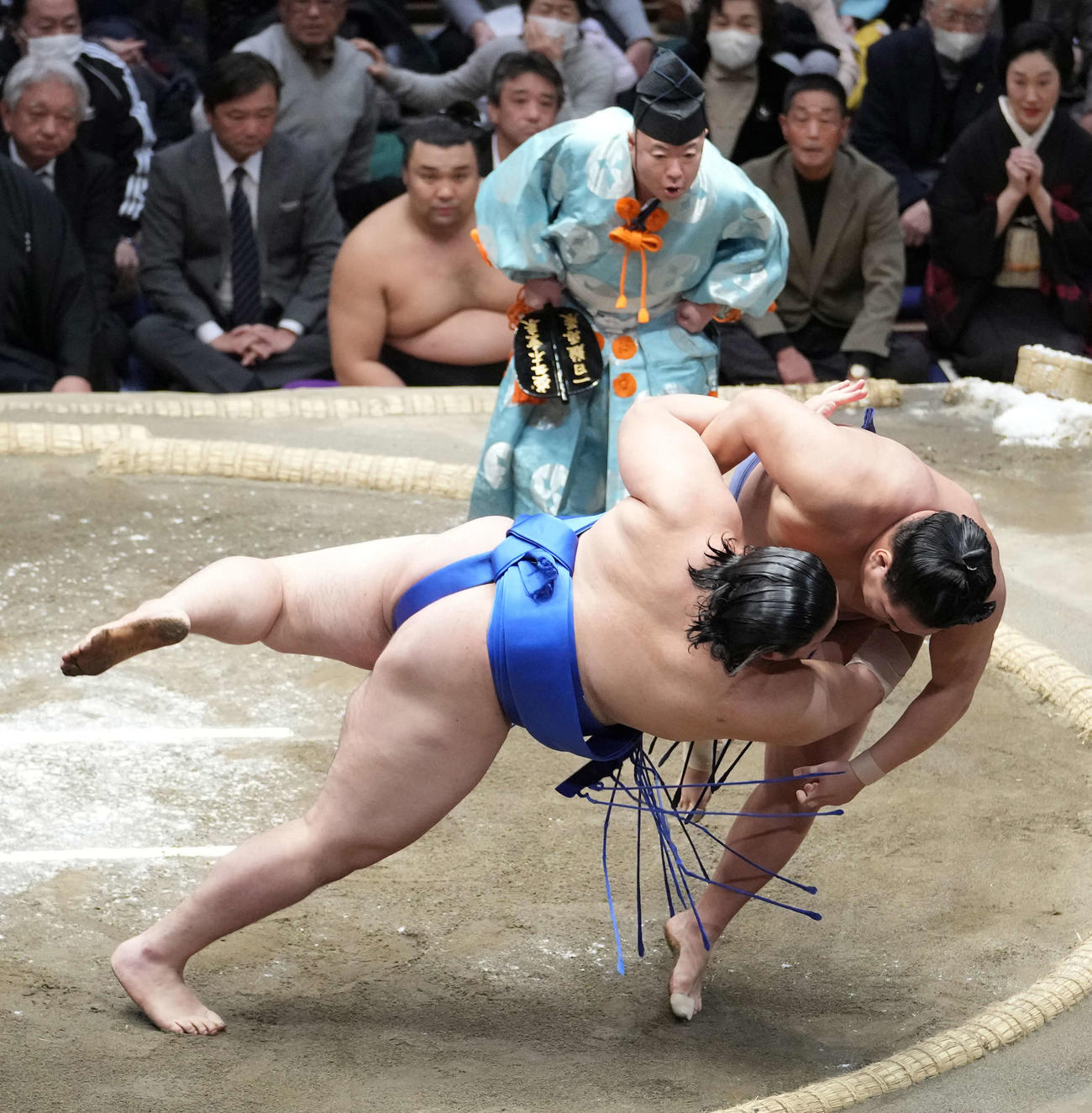豊昇龍は大の里（左）を下手投げで破る。後方奥は土俵控えの霧島（撮影・小沢裕）