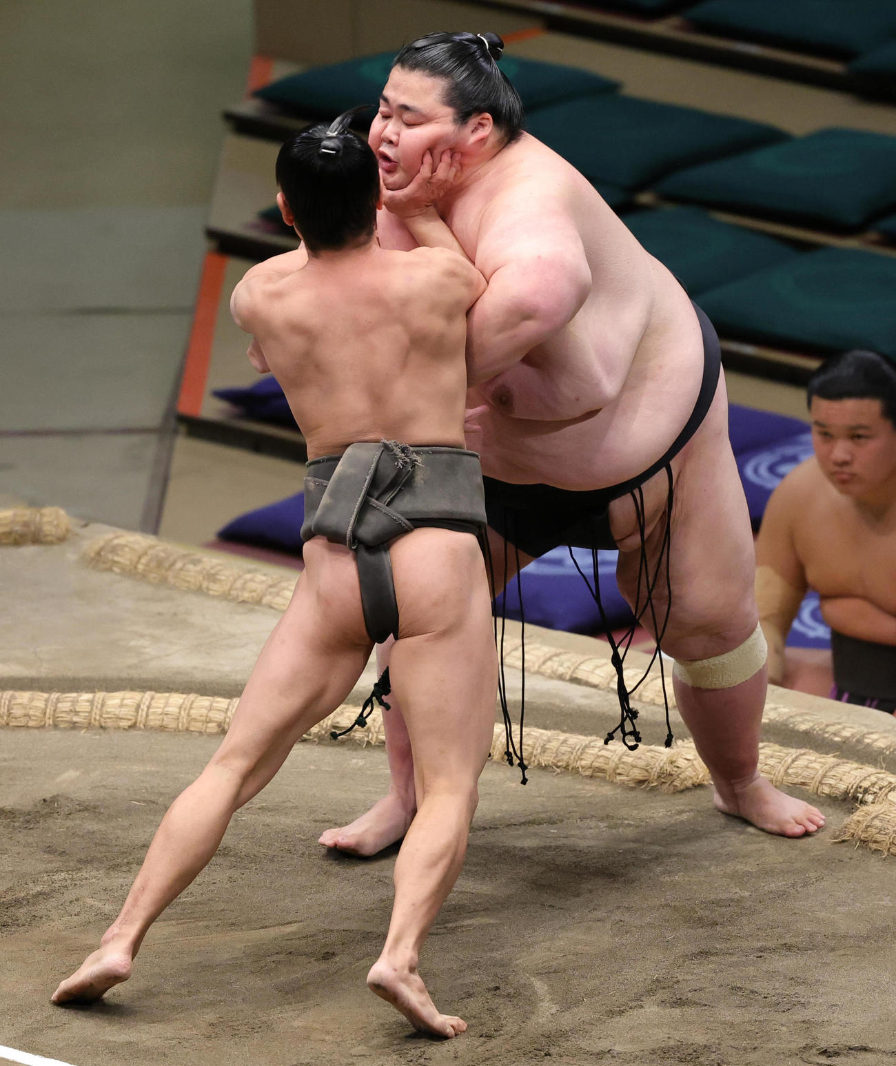 肥後ノ龍（右）を寄り切りで破った宇瑠寅（撮影・野上伸悟）