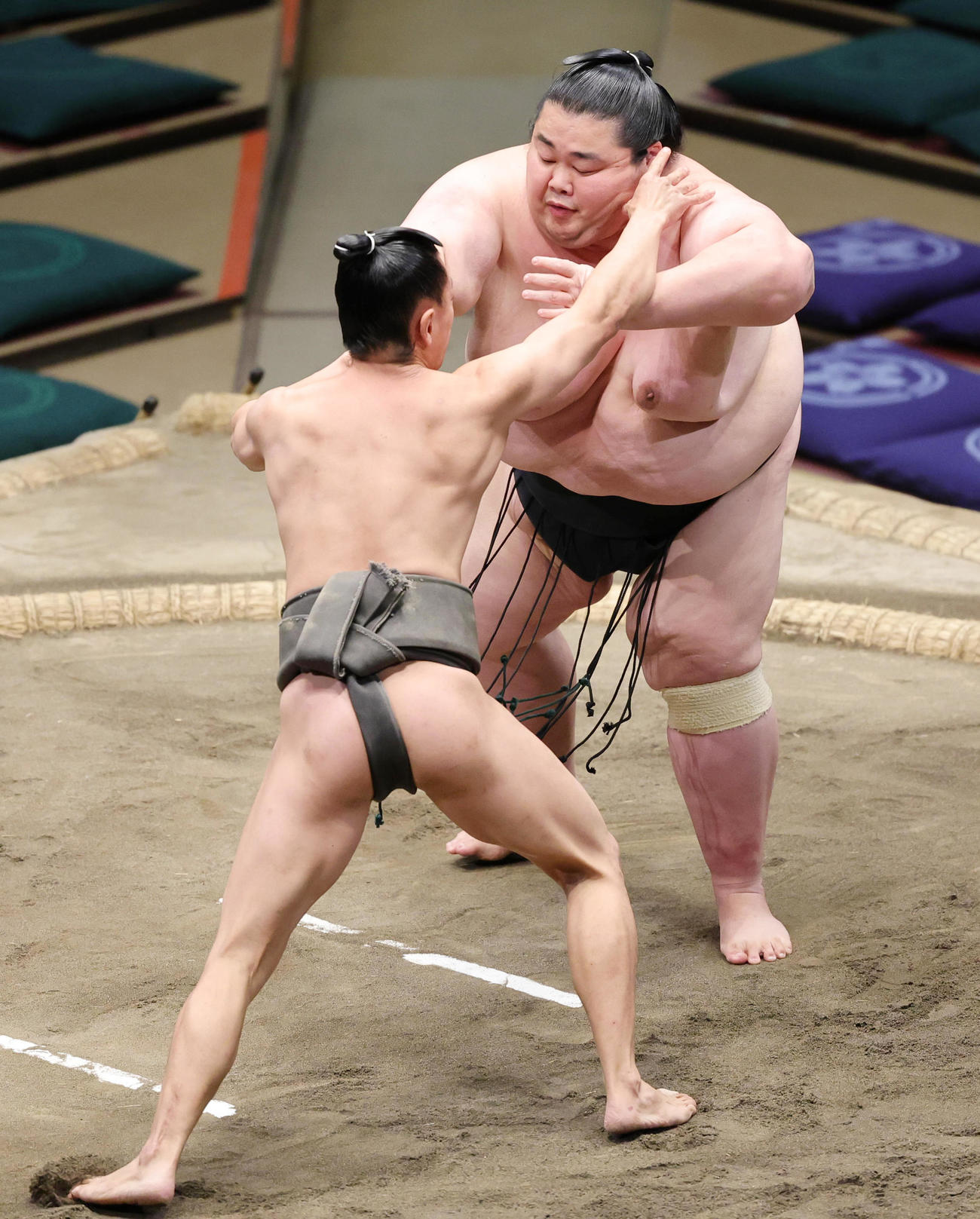 肥後ノ龍（右）を寄り切りで破った宇瑠寅（撮影・野上伸悟）