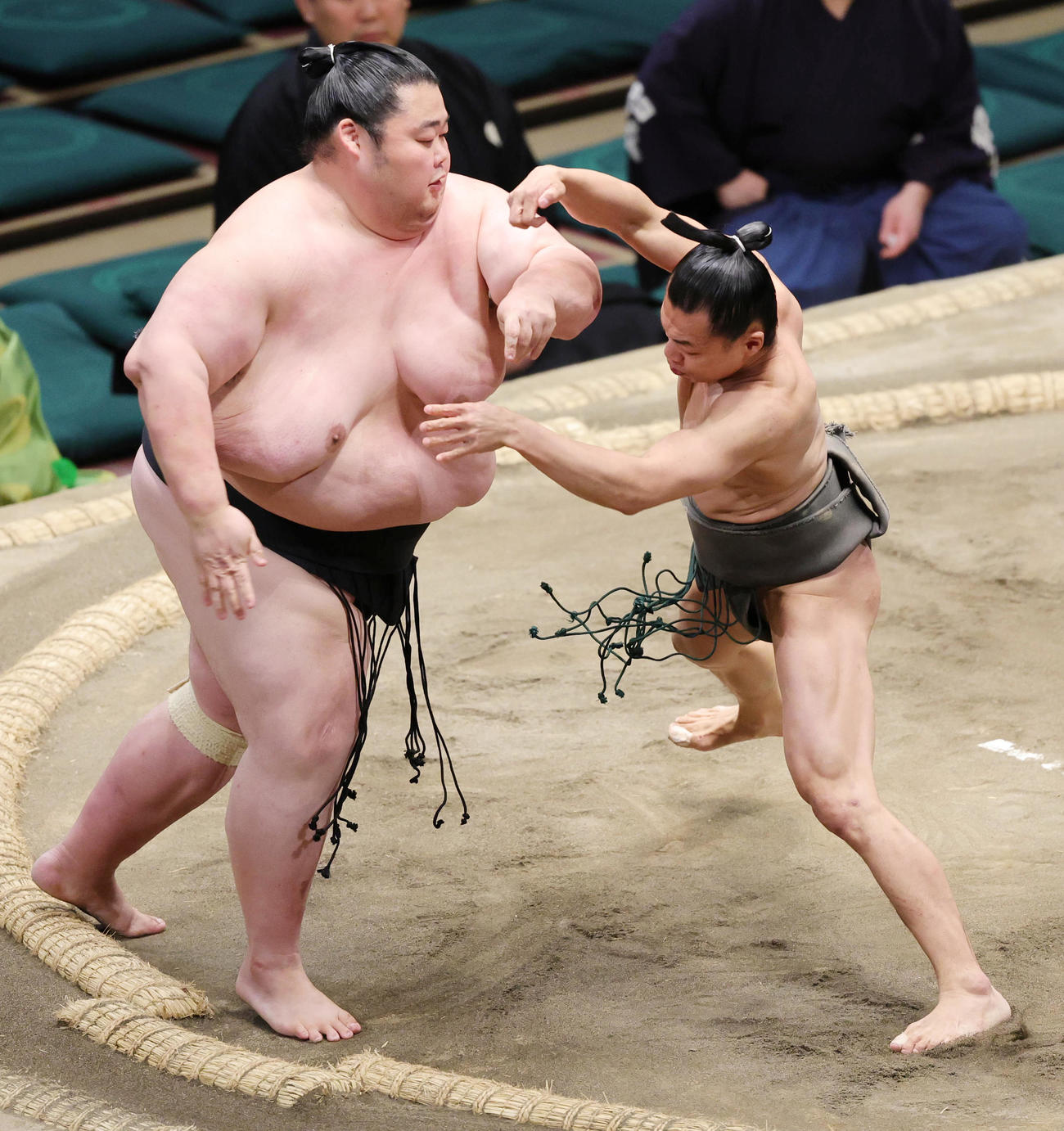 肥後ノ龍（左）を寄り切りで破った宇瑠寅（撮影・野上伸悟）
