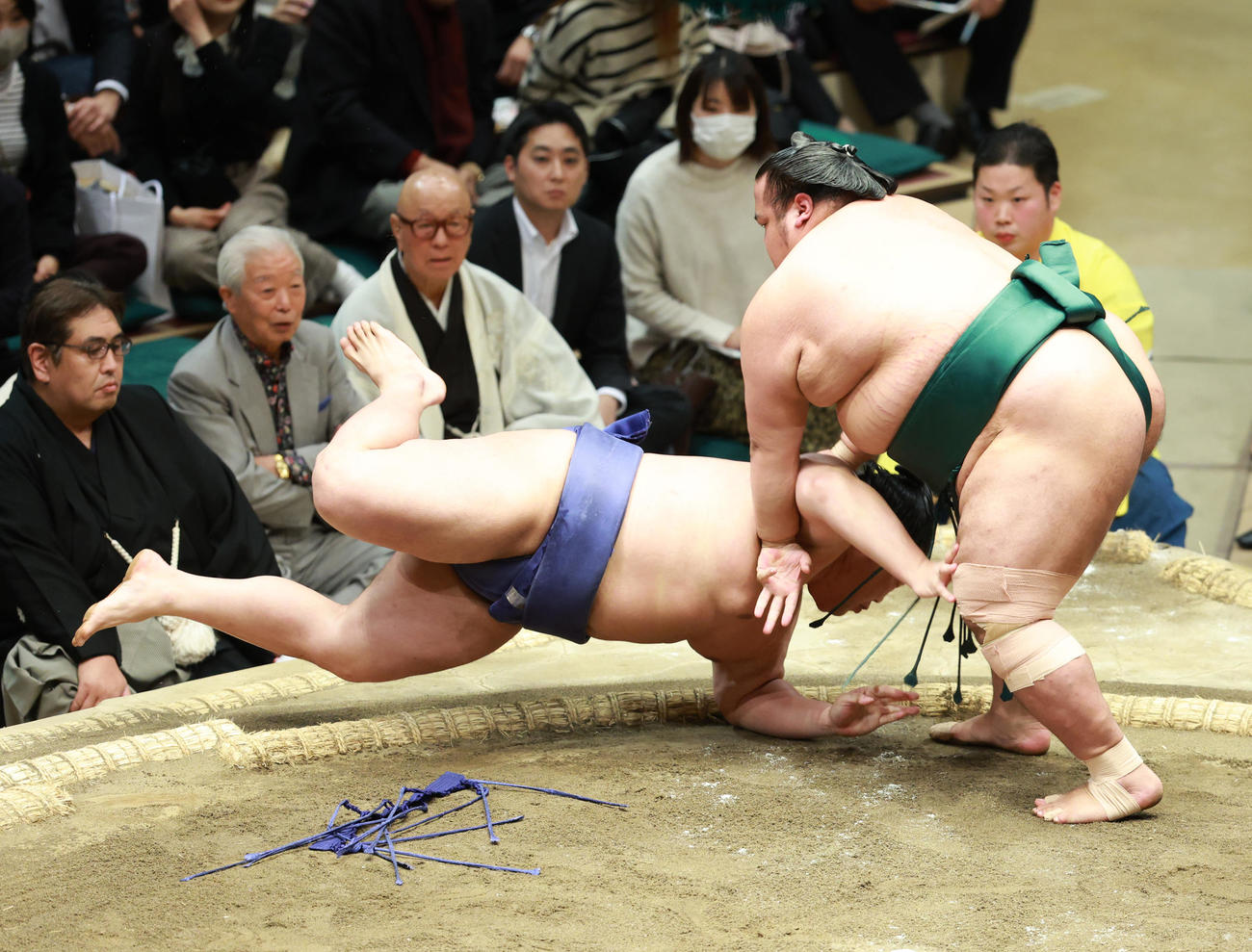 美ノ海（左）を小手投げで破る島津海（撮影・中島郁夫）