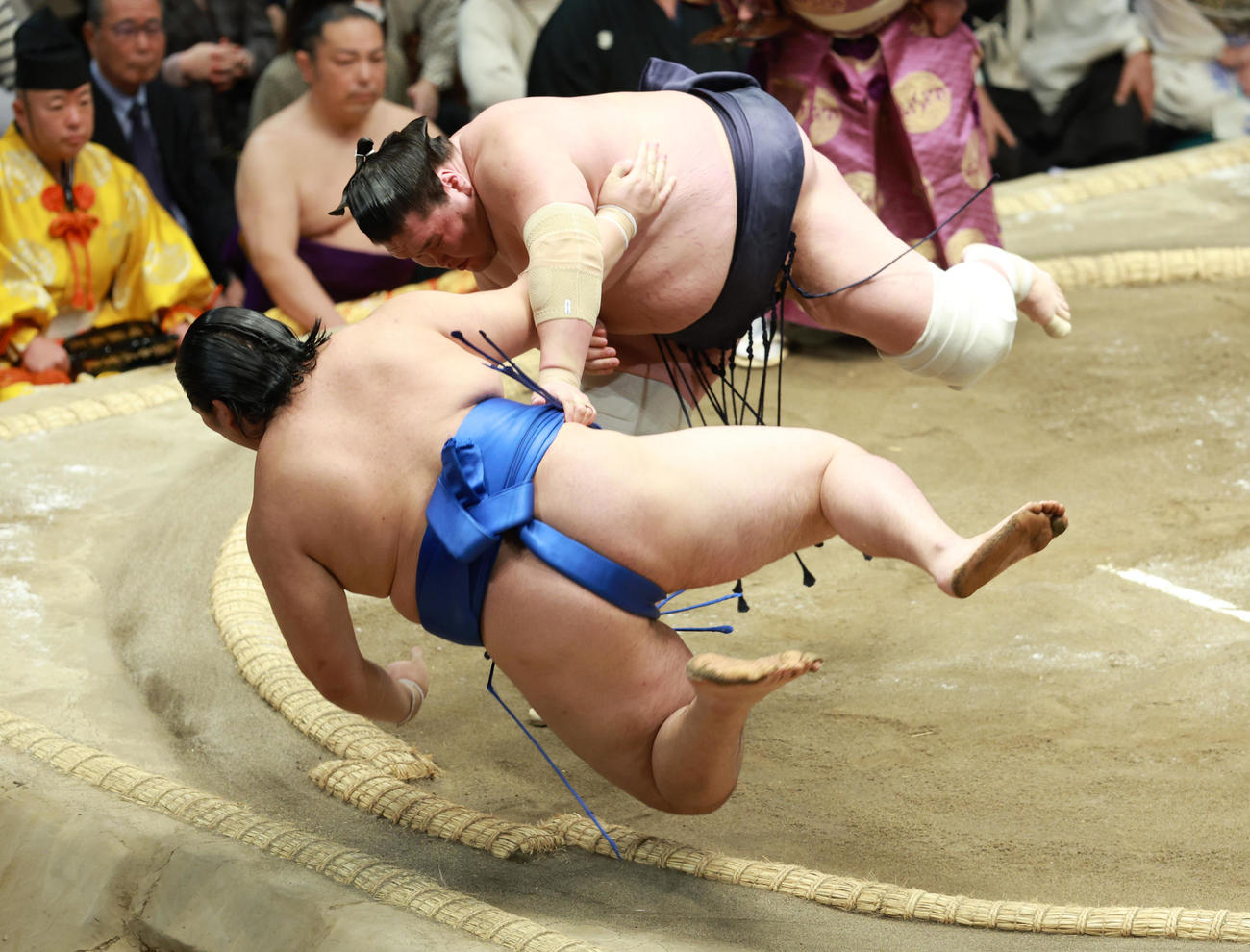 大の里（左）を上手投げで破る照ノ富士（撮影・中島郁夫）