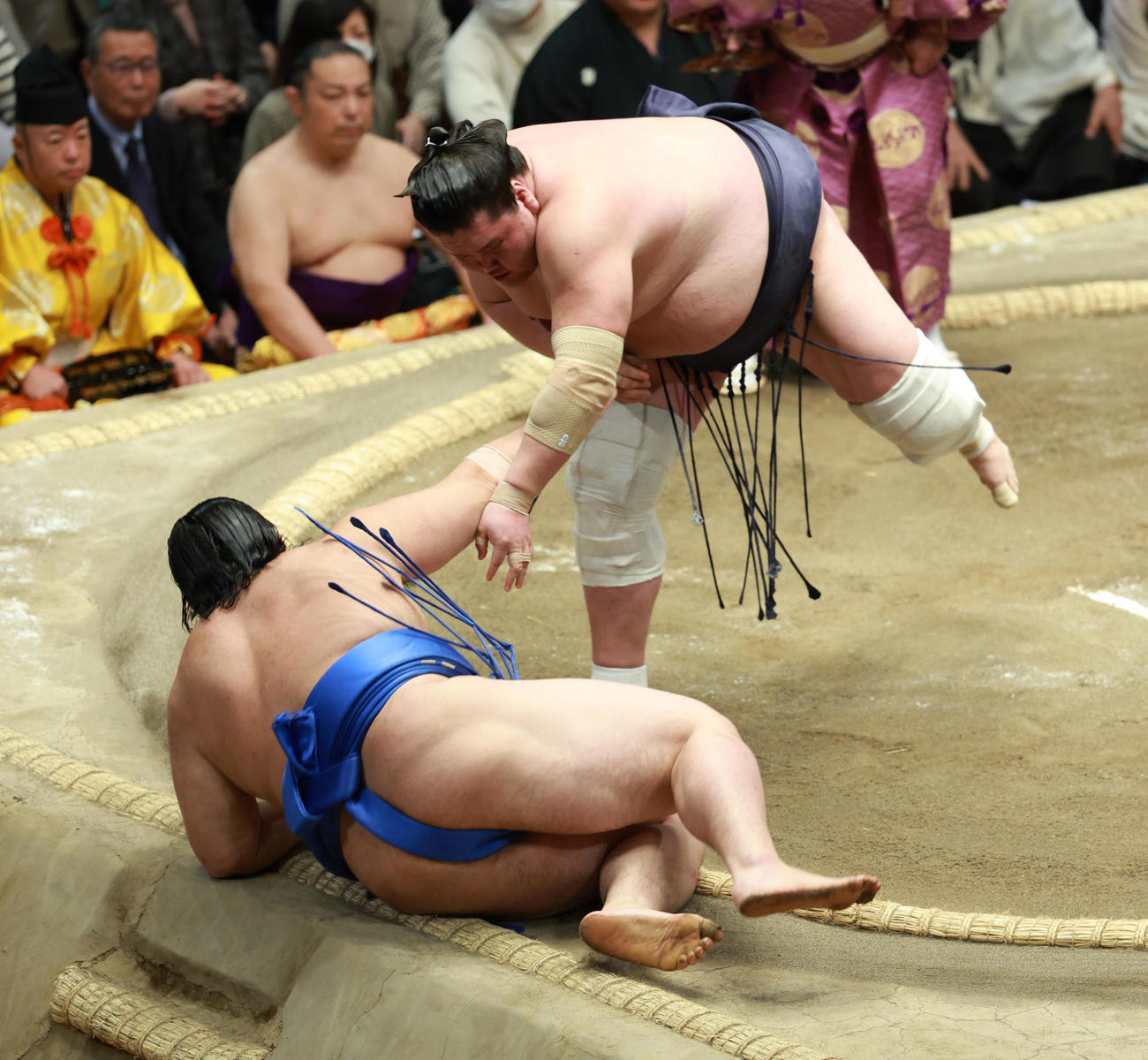 大の里（左）を上手投げで破る照ノ富士（撮影・中島郁夫）