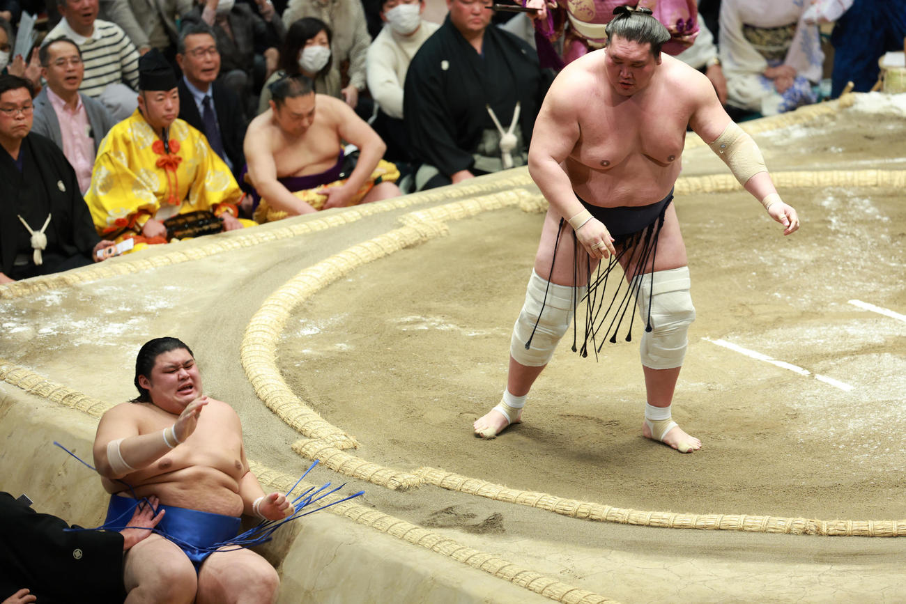 大の里（左）を上手投げで破る照ノ富士（撮影・中島郁夫）