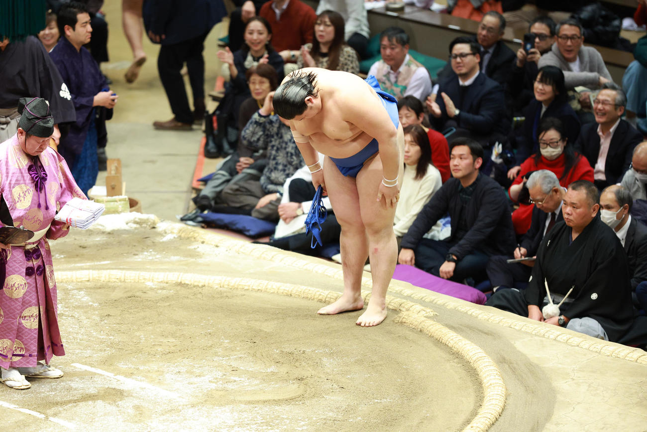 丁寧に一礼する大の里（撮影・中島郁夫）