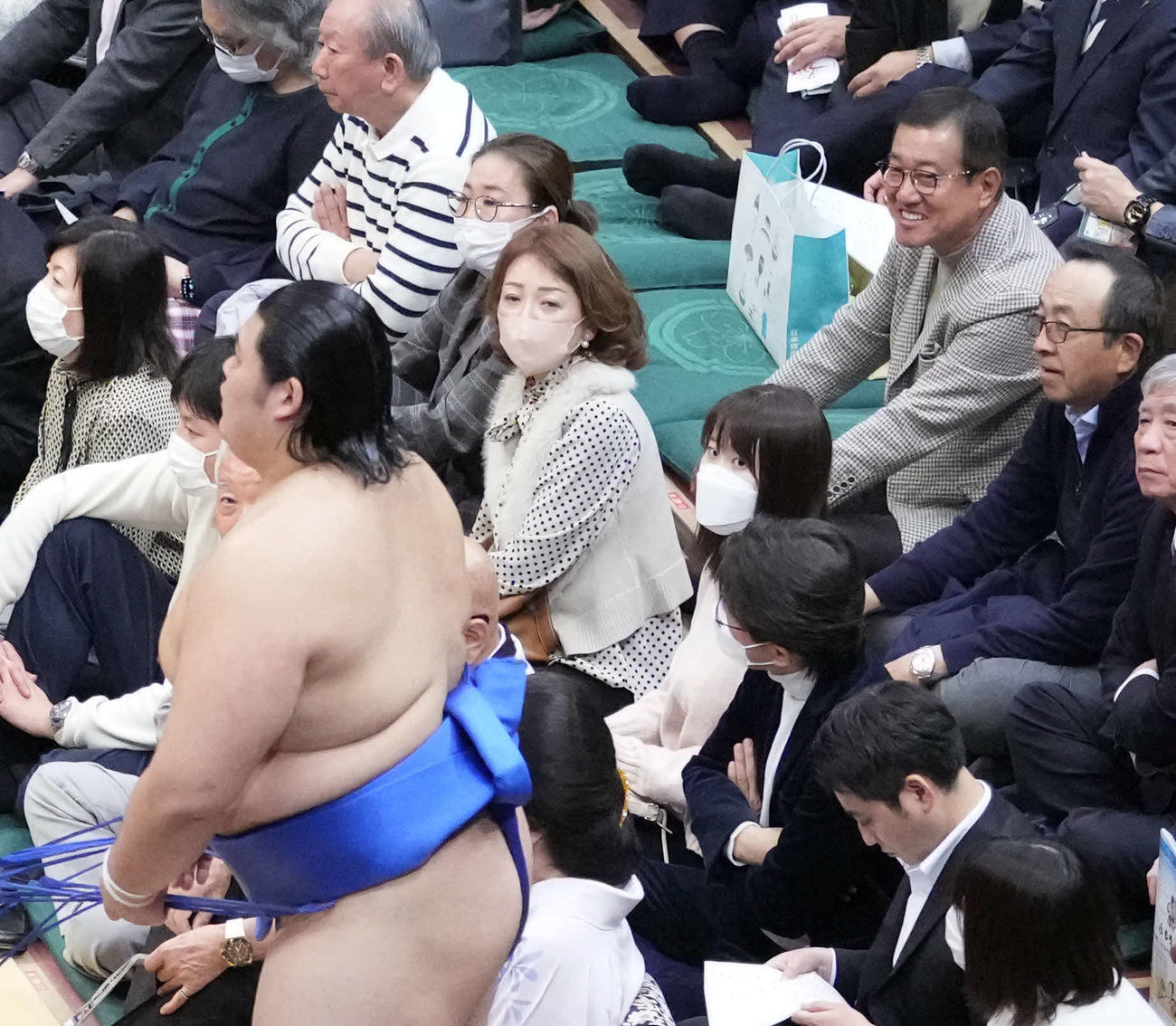 土俵控えに入ってきた大の里（左）を見つめる前巨人監督の原辰徳氏（撮影・小沢裕）