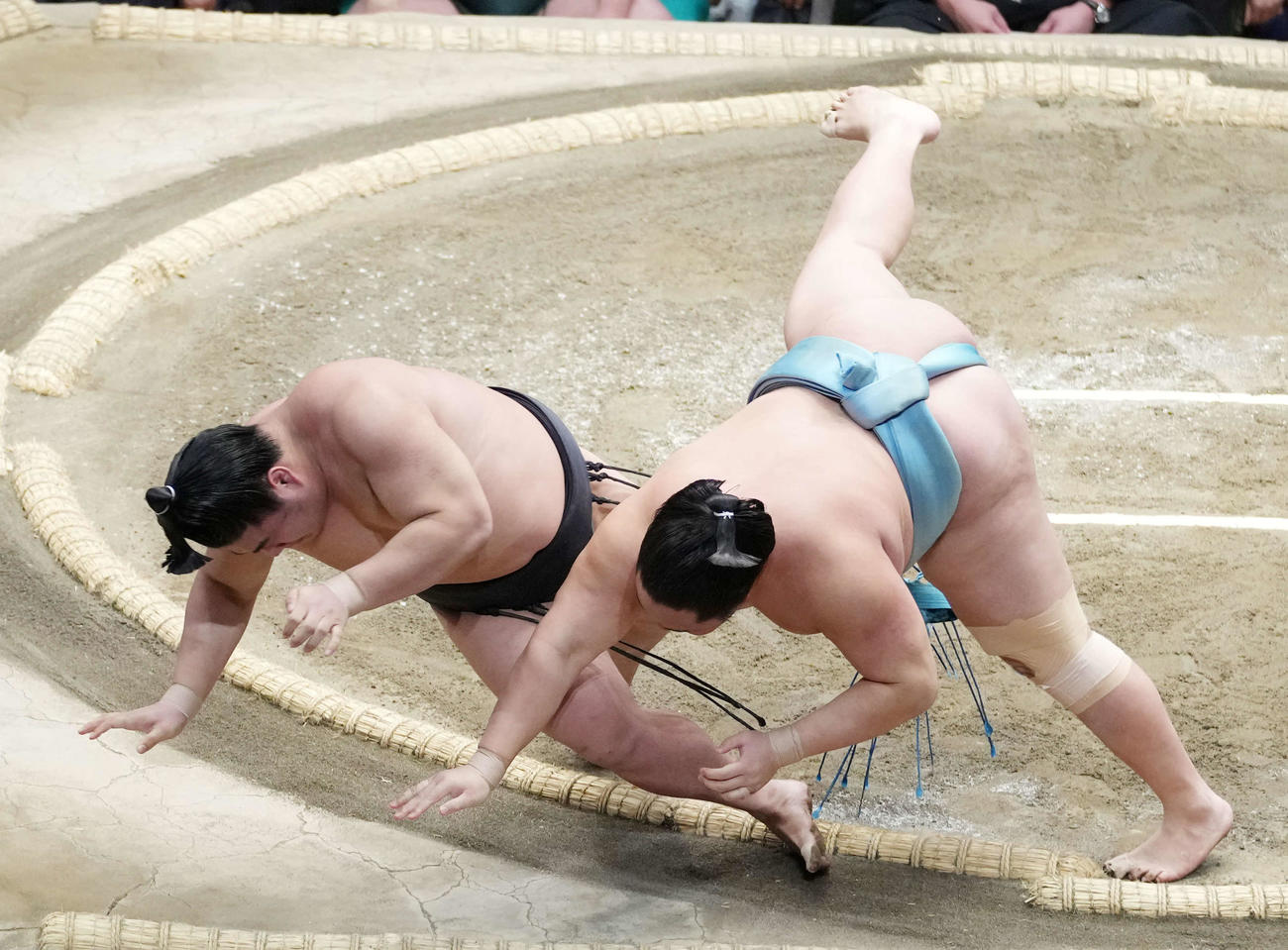 琴勝峰（右）は若元春を寄り倒しで破る（撮影・小沢裕）