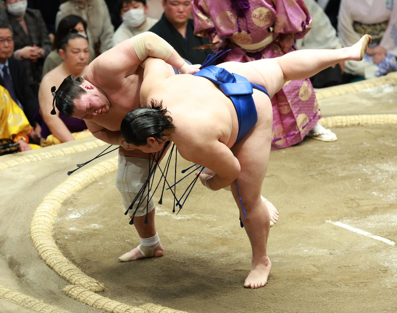 大の里（右）を上手投げで破る照ノ富士（撮影・中島郁夫）
