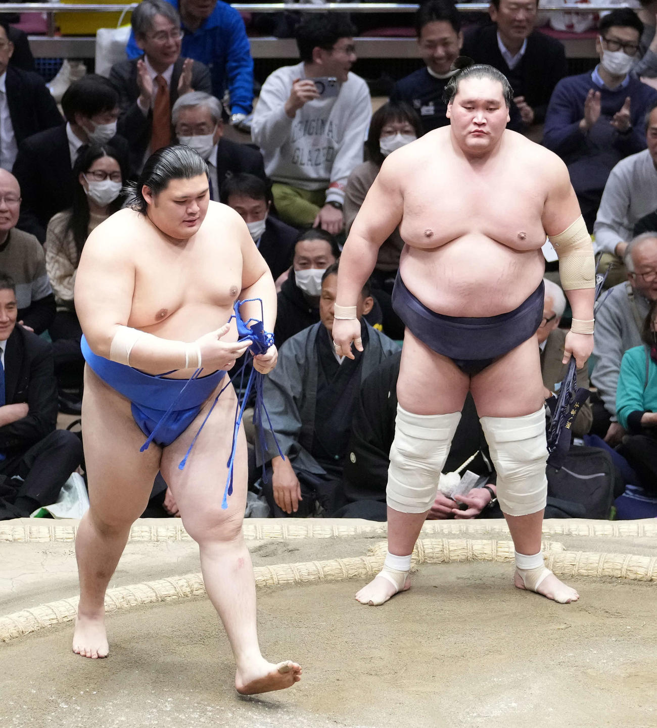照ノ富士（右）は大の里を上手投げで破る（撮影・小沢裕）