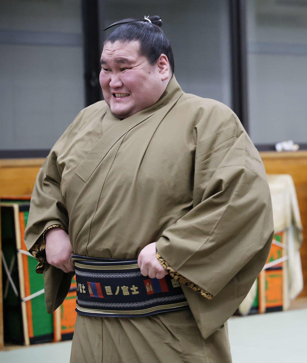 支度部屋を引き揚げる照ノ富士
