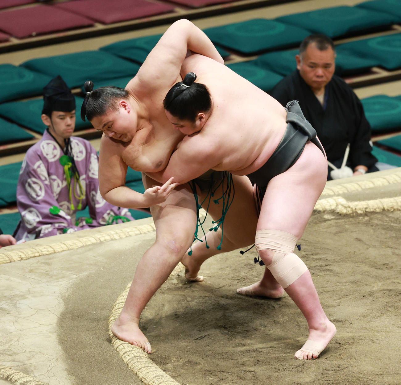隆勝生（左）を寄り倒しで破る藤青雲（撮影・中島郁夫）