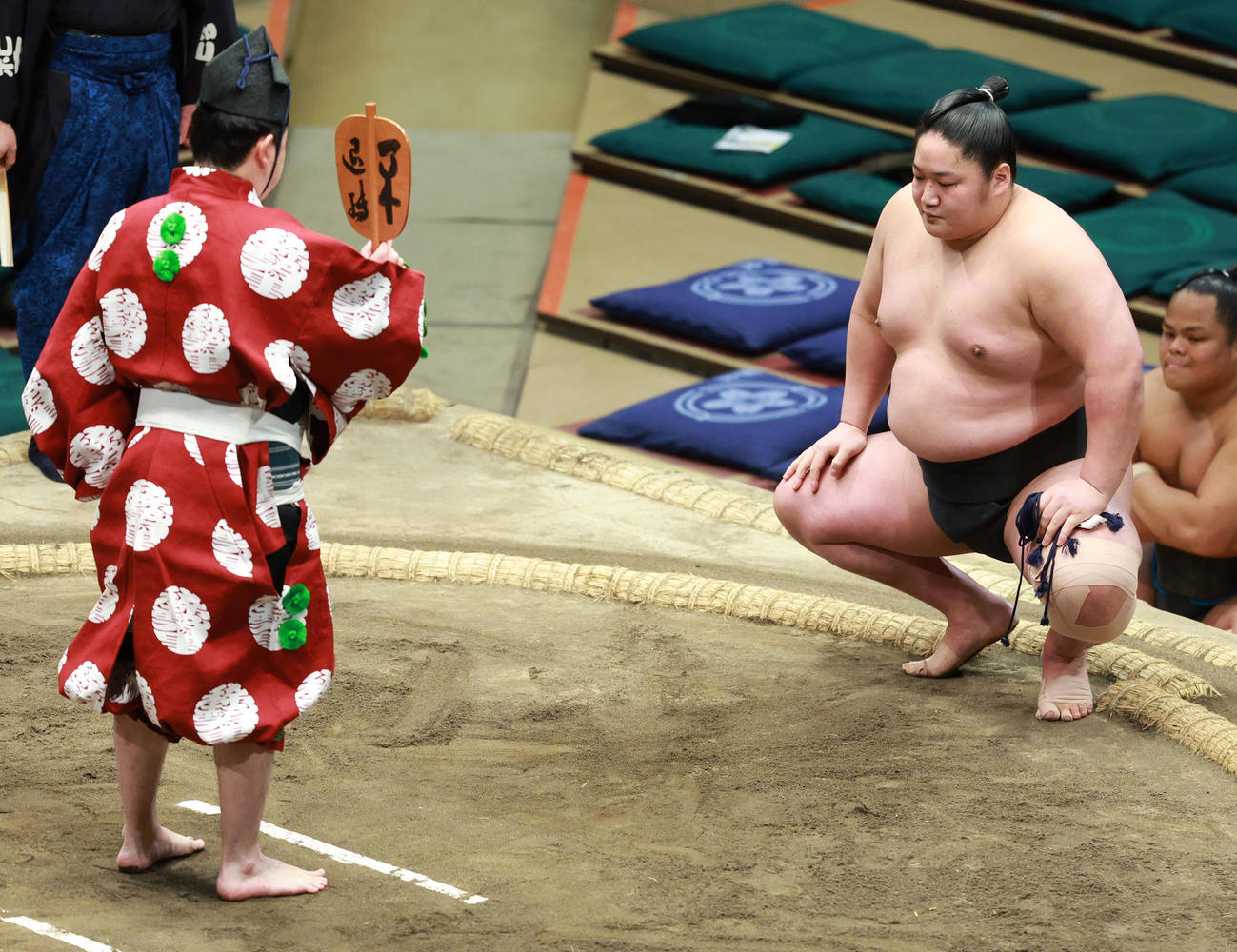三段目優勝の勝ち名乗りを受ける藤青雲（撮影・中島郁夫）