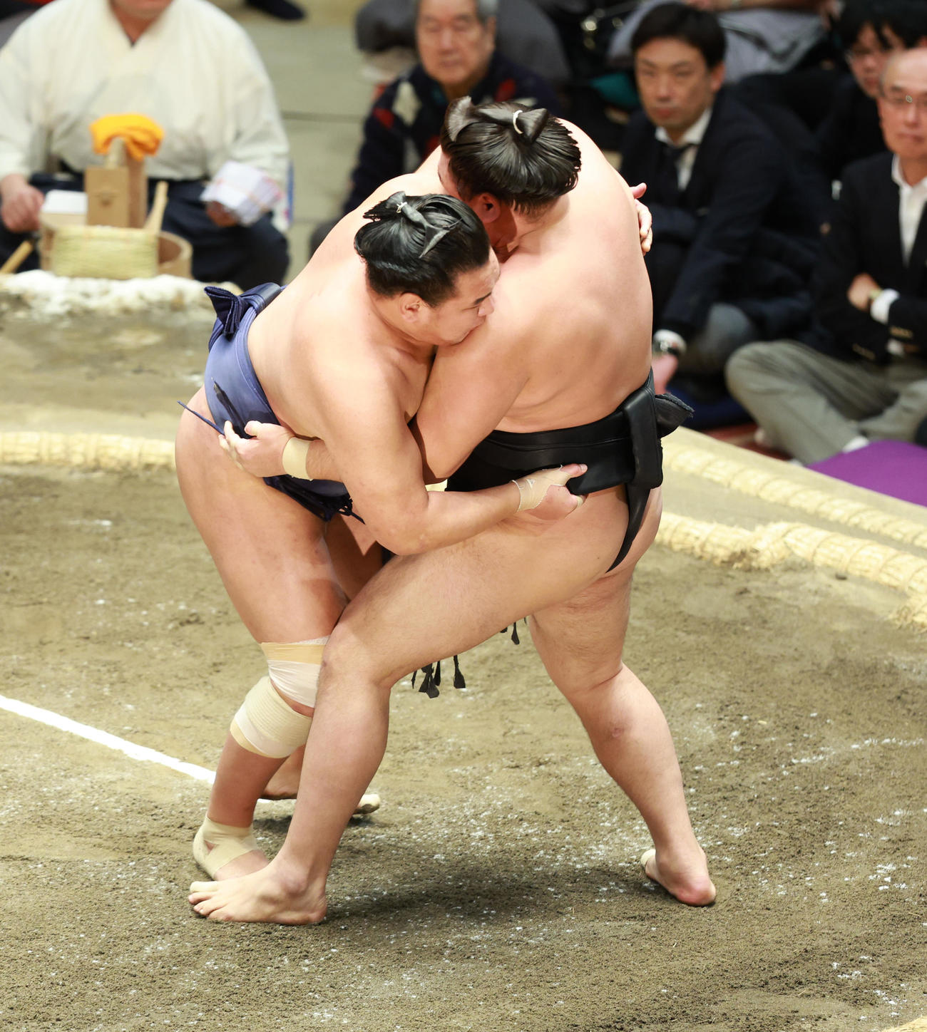 豊昇龍（左）を二枚蹴りで破る霧島（撮影・中島郁夫）