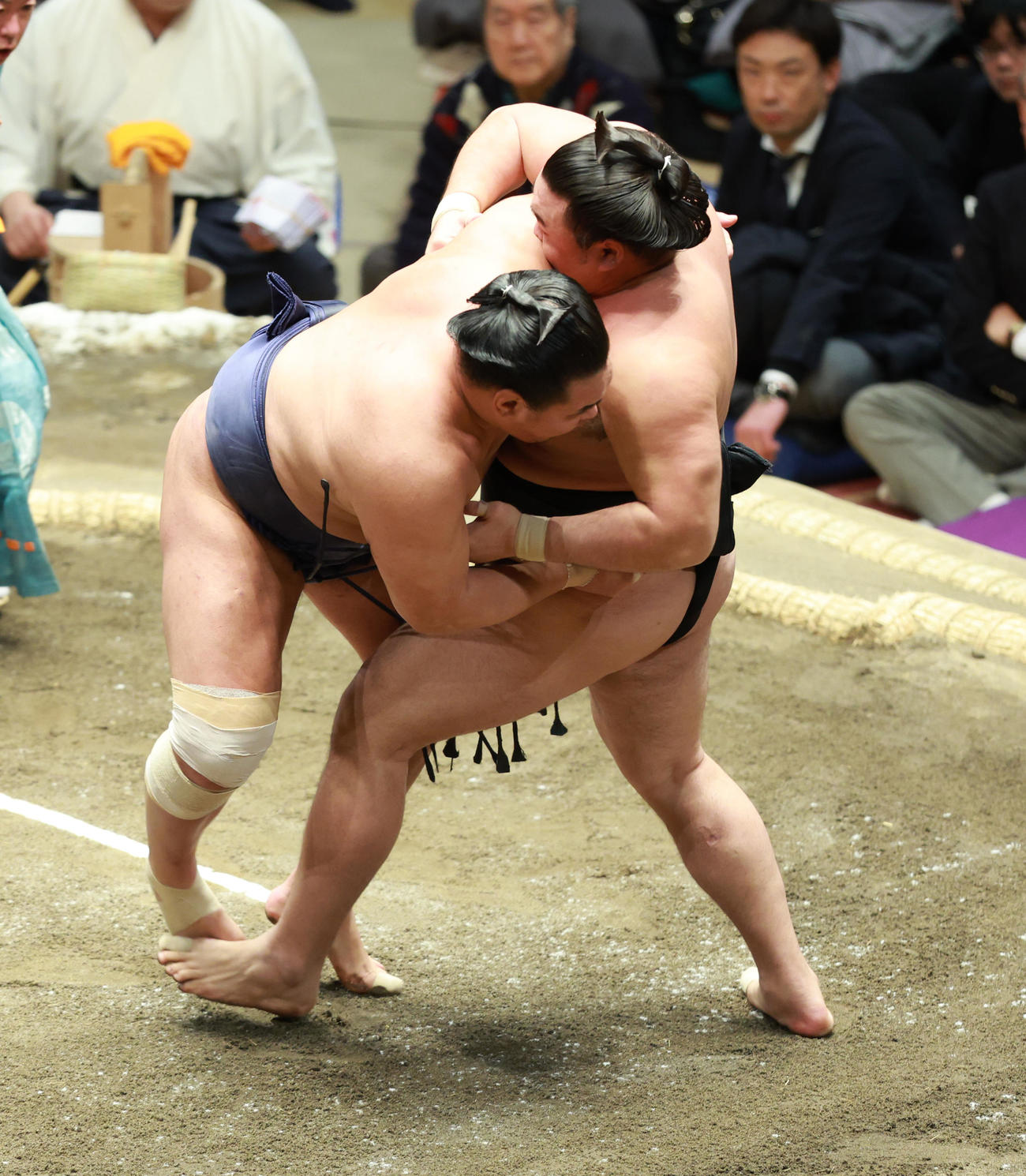 豊昇龍（左）を二枚蹴りで破る霧島（撮影・中島郁夫）