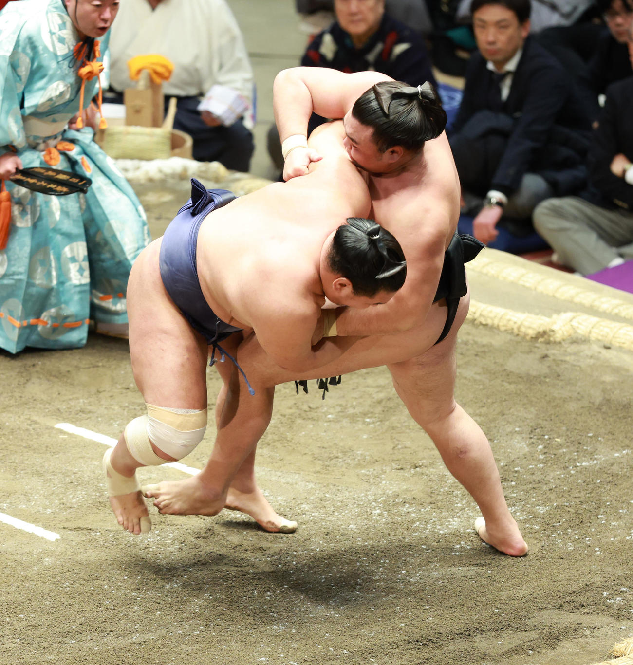 豊昇龍（左）を二枚蹴りで破る霧島（撮影・中島郁夫）