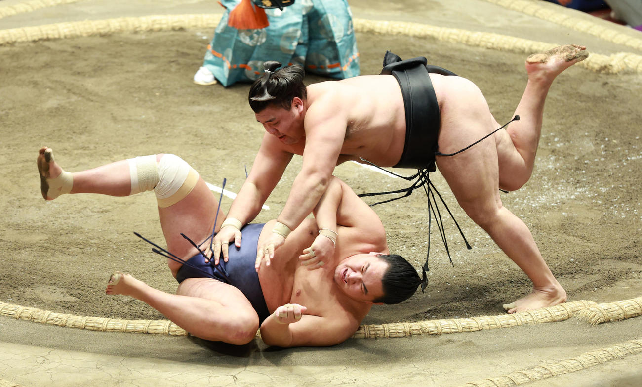 豊昇龍（左）を二枚蹴りで破る霧島（撮影・中島郁夫）