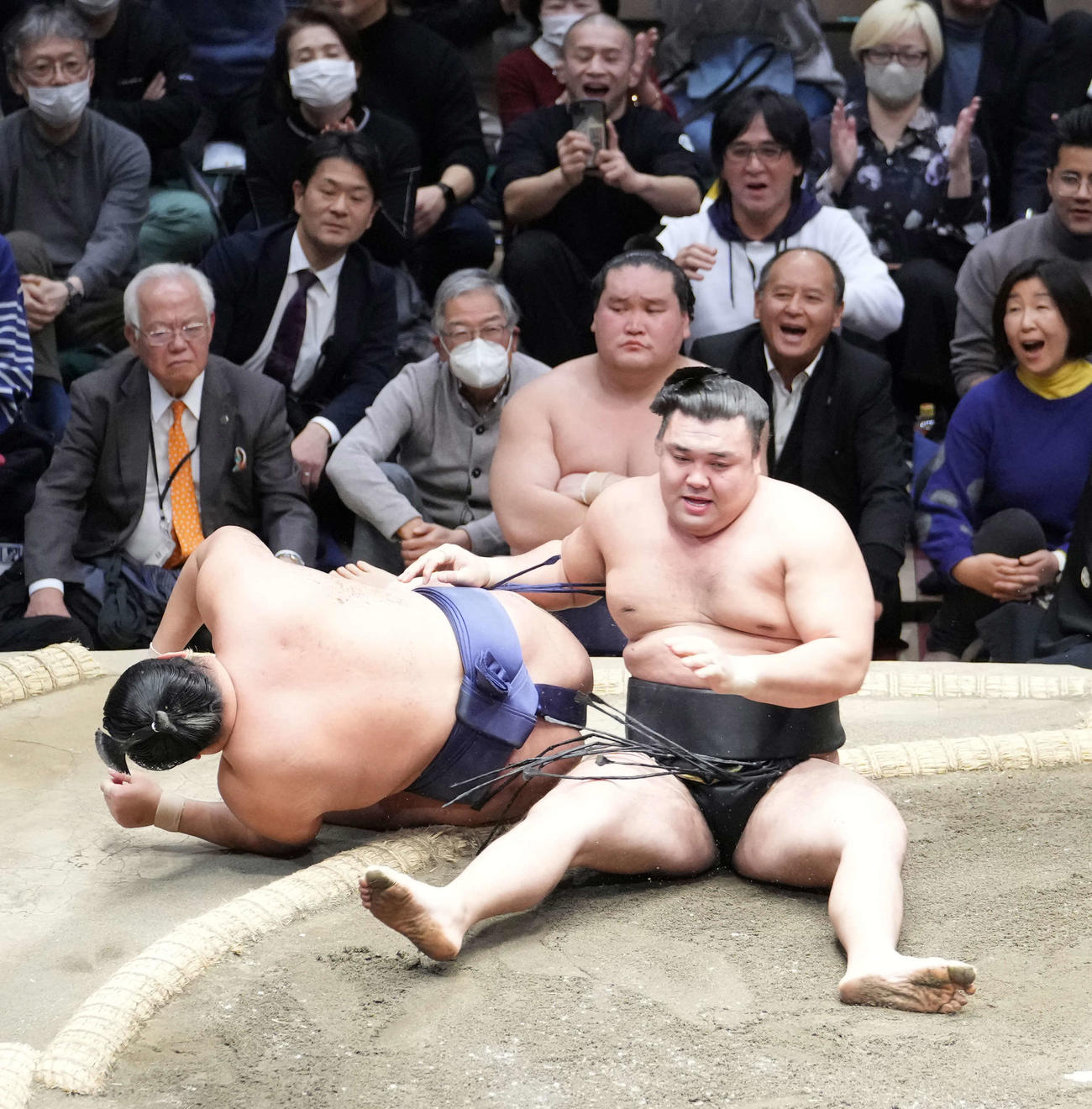霧島（右）は豊昇龍を二枚蹴りで破る。中央は土俵控えの照ノ富士（撮影・小沢裕）