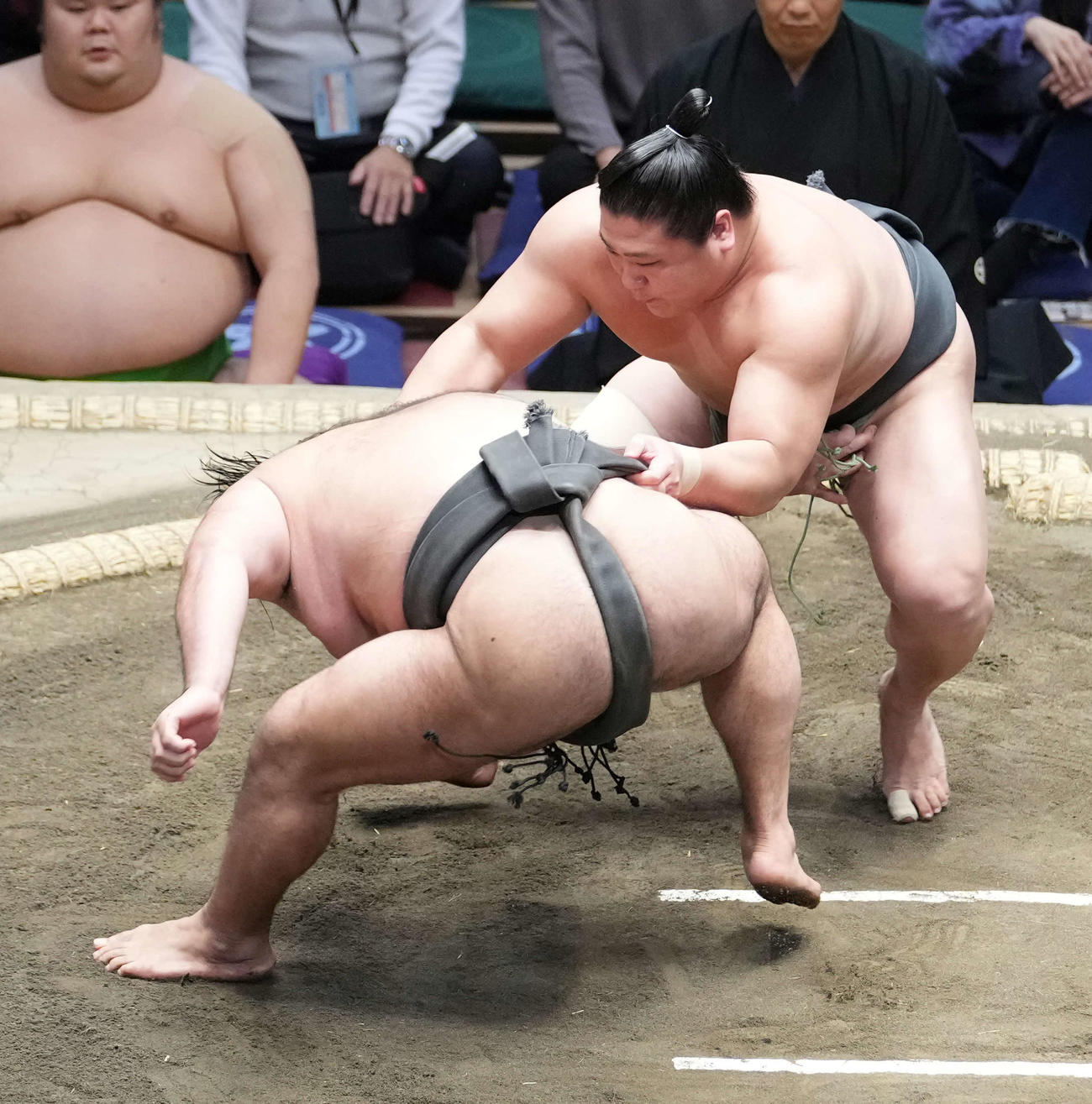 春山（左）を上手出し投げで破り幕下優勝を決める若隆景（撮影・小沢裕）