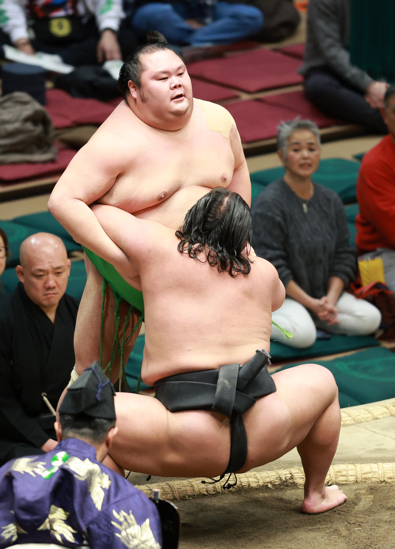 千代丸（上）を寄り切りで破る伯桜鵬（撮影・中島郁夫）