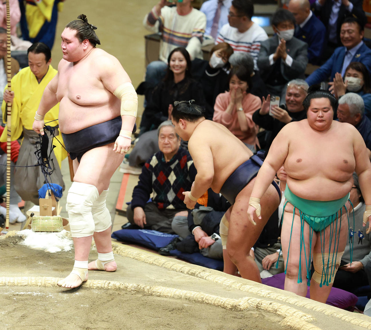 琴ノ若（右）を寄り切りで破る照ノ富士（左）（撮影・中島郁夫）