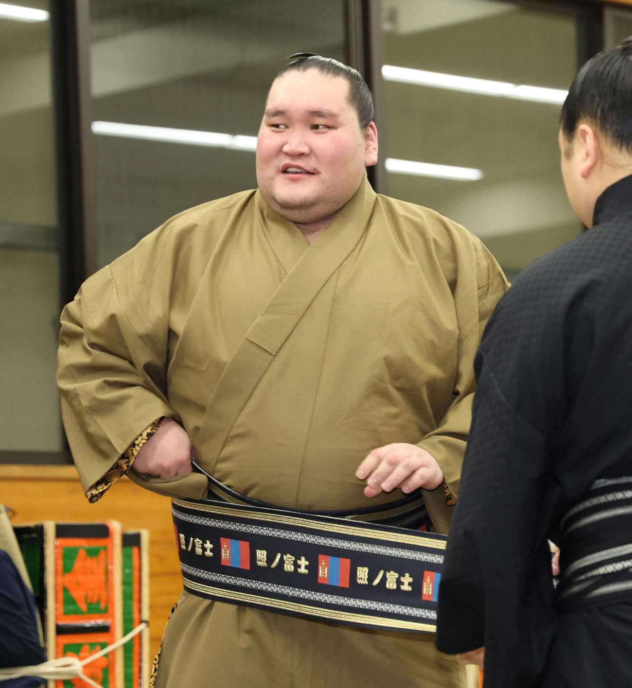 支度部屋で笑顔を見せる照ノ富士