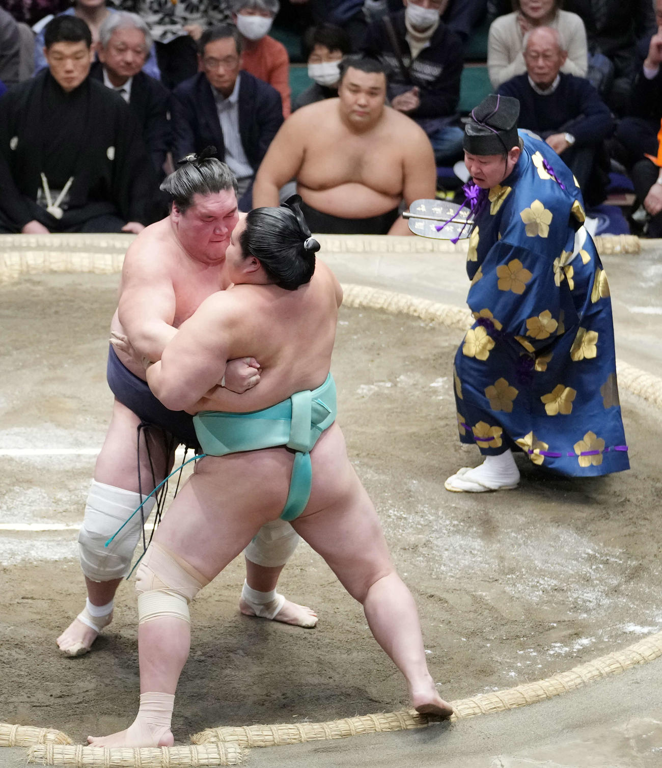 照ノ富士は琴ノ若（手前）を寄り切りで破る。後方奥は土俵控えの霧島（撮影・小沢裕）