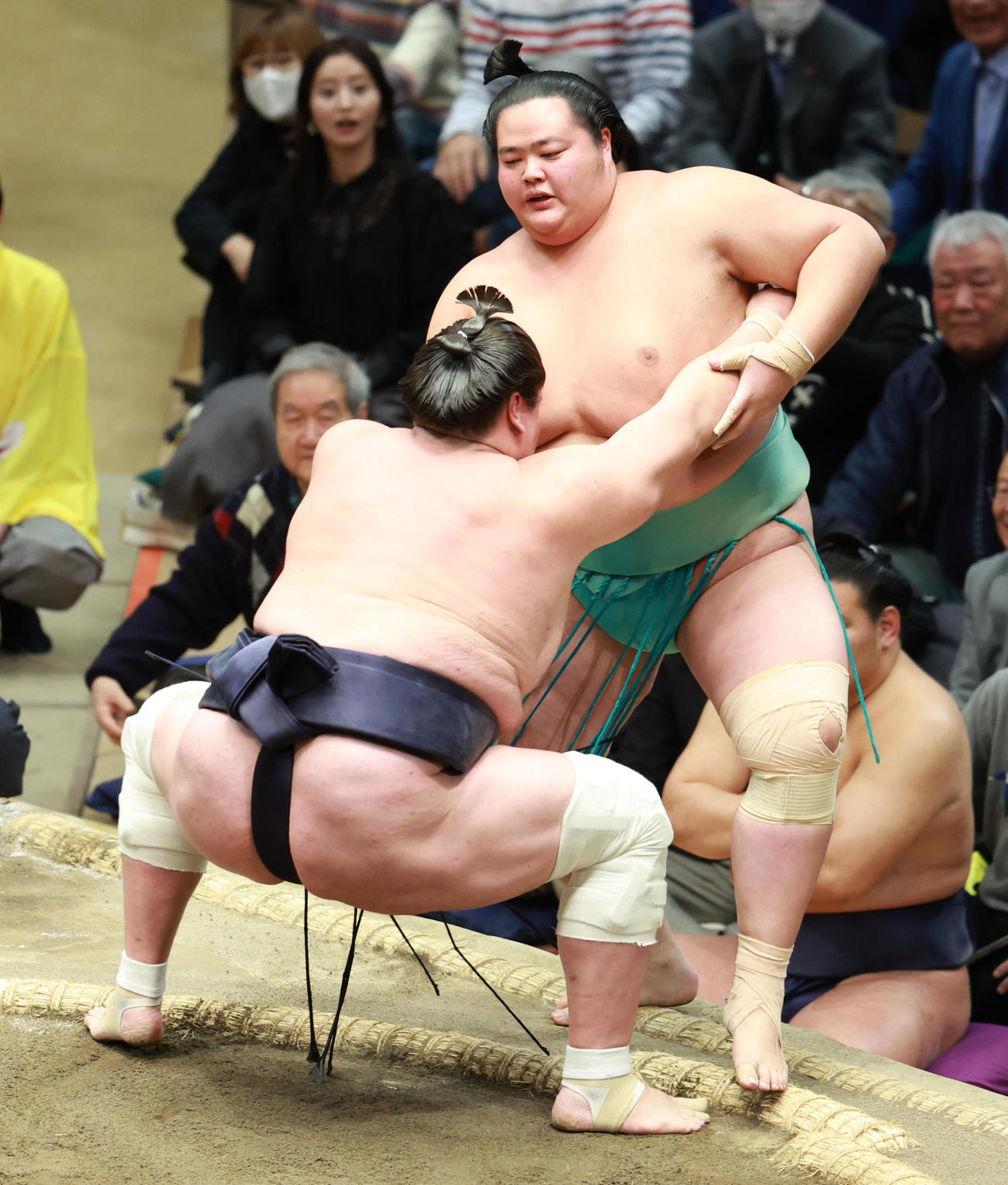 琴ノ若（右）を寄り切りで破る照ノ富士（撮影・中島郁夫）