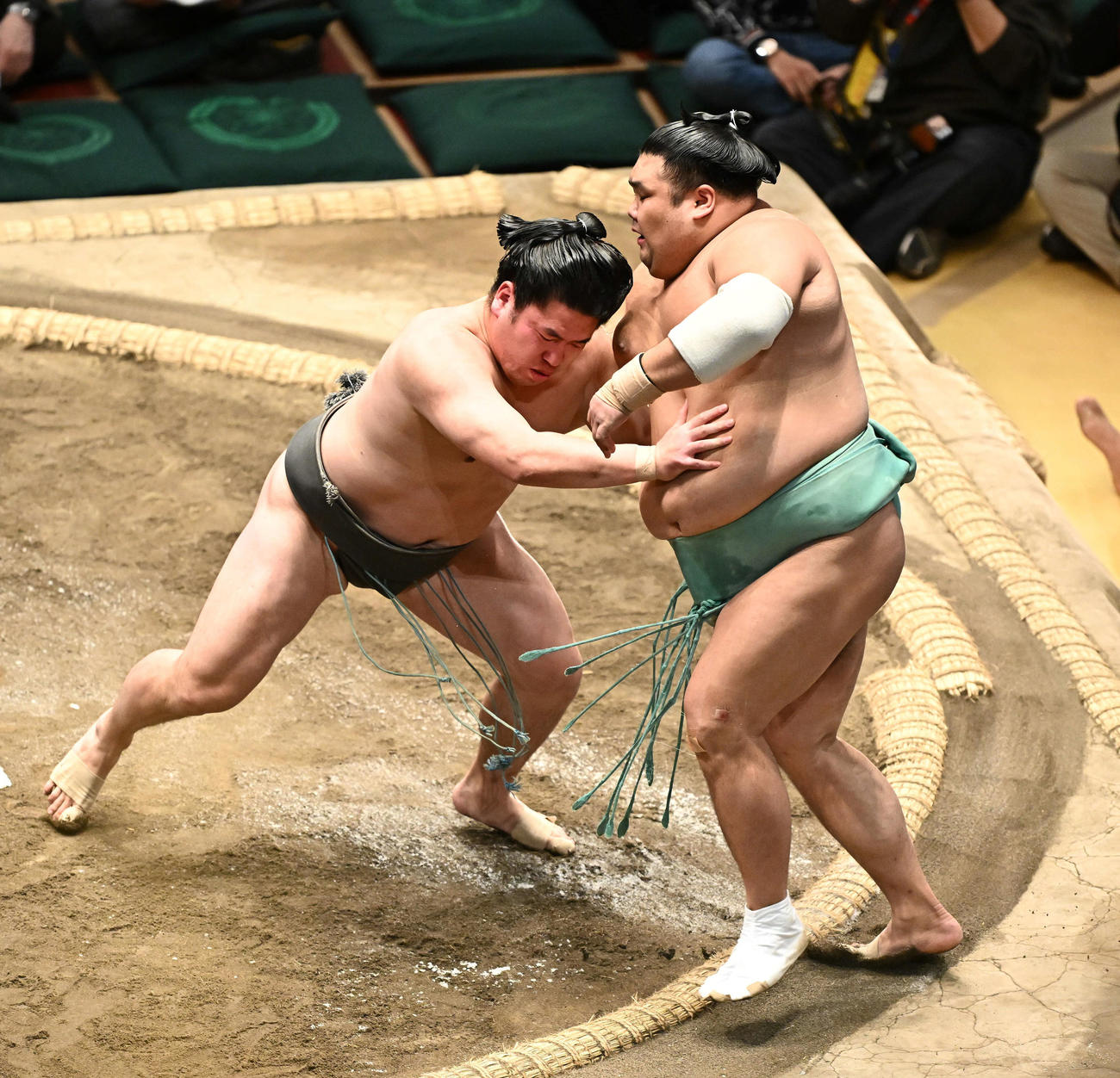 北はり磨（左）は天空海を押し出しで破る（撮影・滝沢徹郎）
