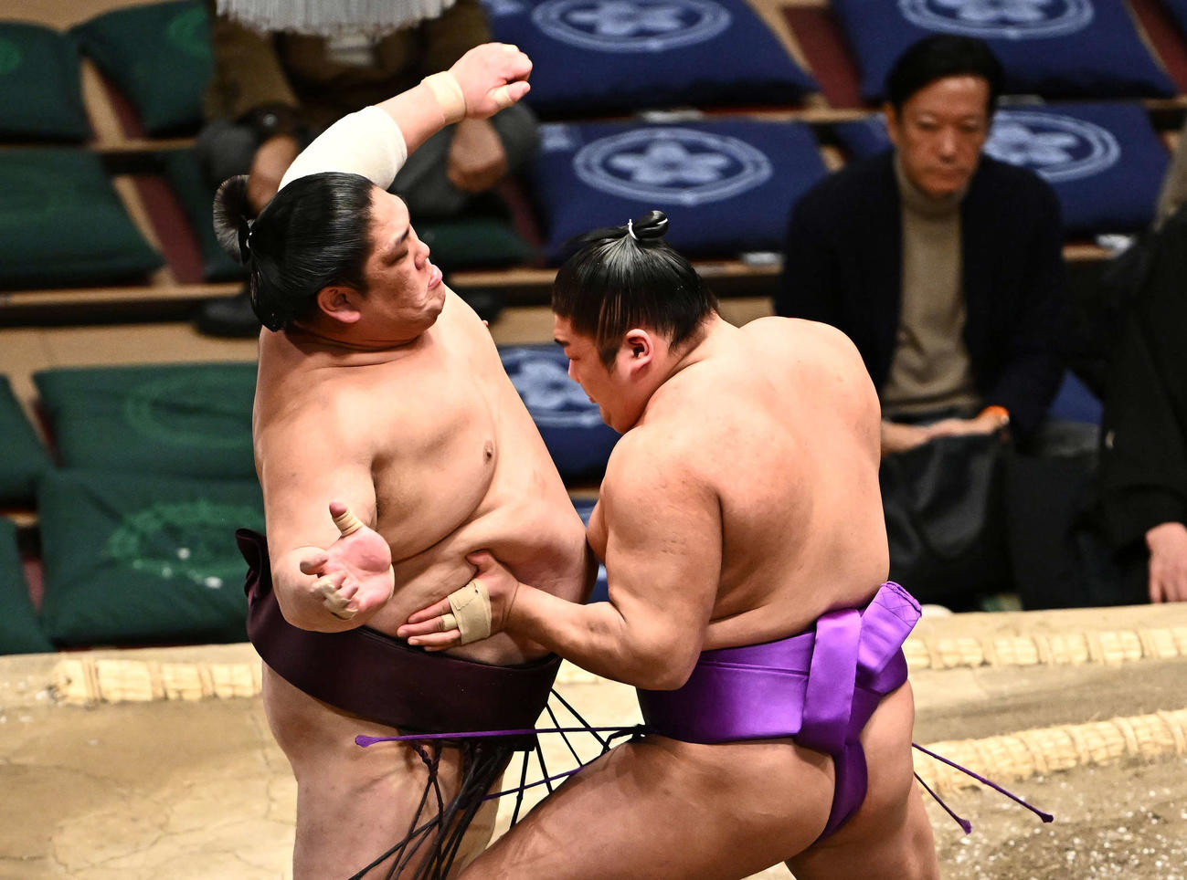 尊富士（右）は千代栄を押し出しで破る（撮影・滝沢徹郎）