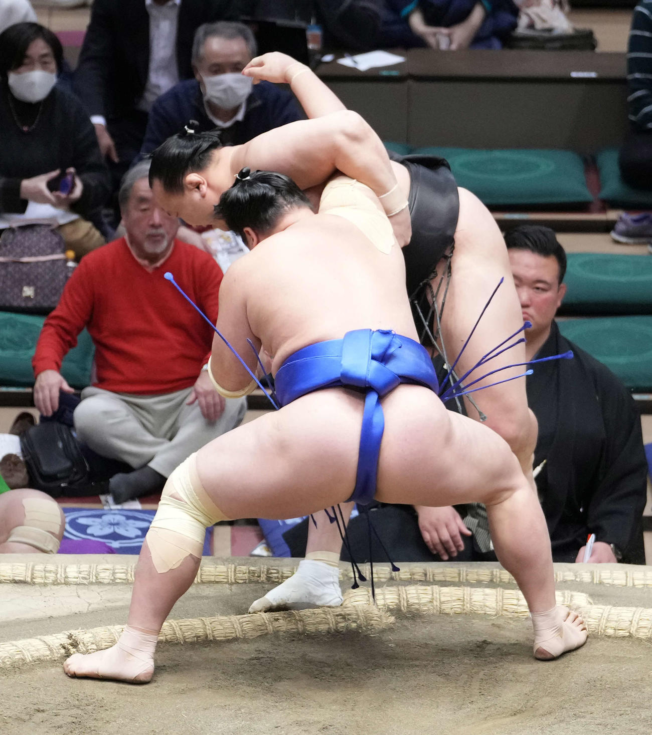 欧勝海（手前）は千代翔馬を寄り切りで破る（撮影・小沢裕）