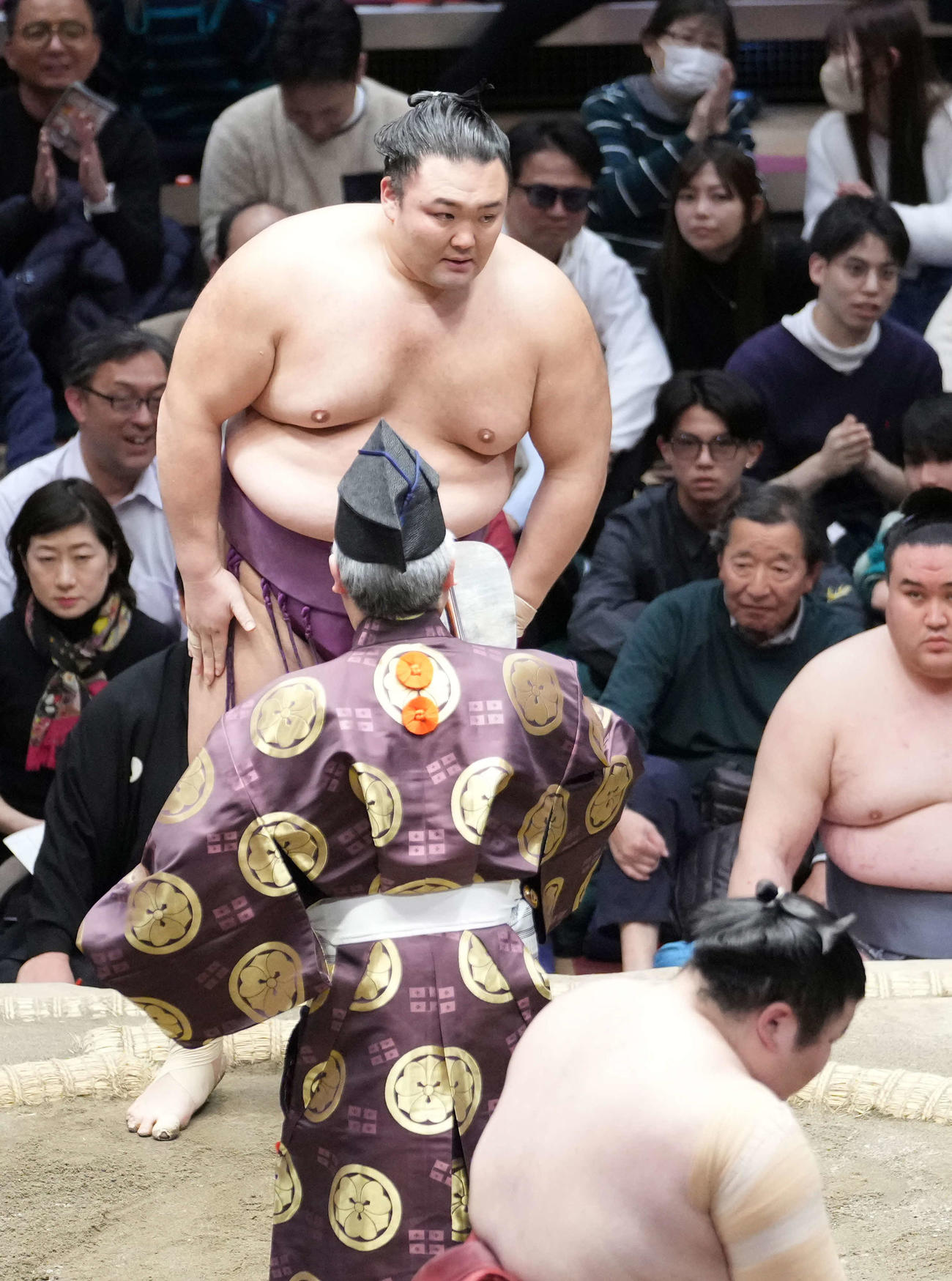 朝乃山は熱海富士（手前）を寄り切りで破る（撮影・小沢裕）