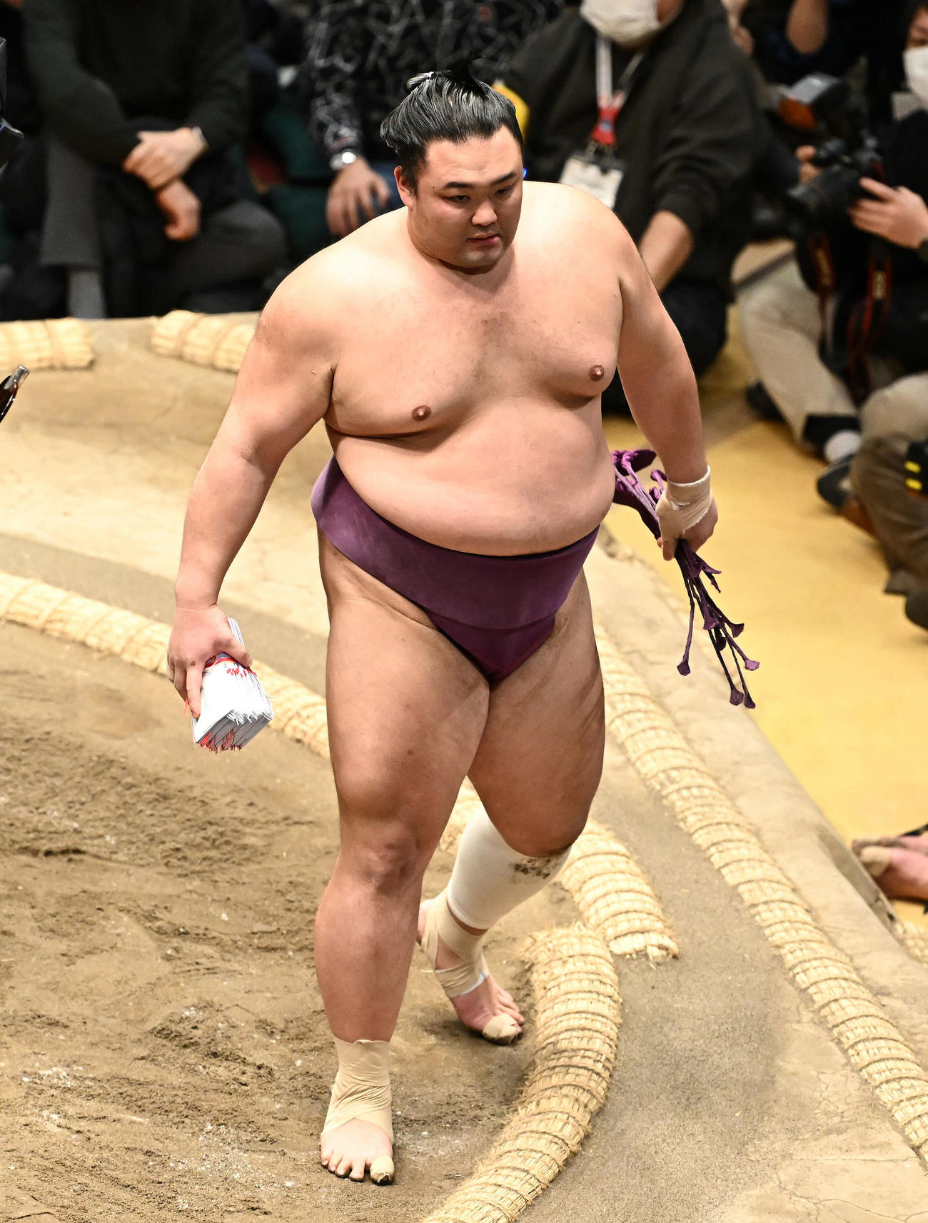 朝乃山は熱海富士を破り懸賞を手にする（撮影・滝沢徹郎）