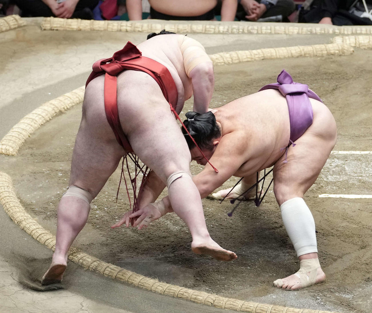 朝乃山（右）は熱海富士を寄り切りで破る（撮影・小沢裕）