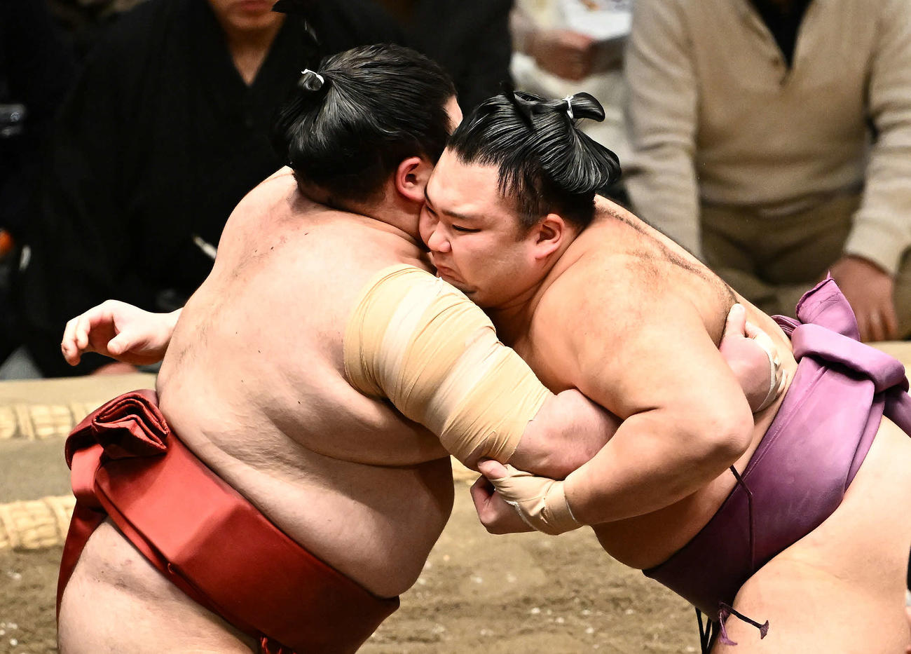 朝乃山（右）は熱海富士を攻める（撮影・滝沢徹郎）